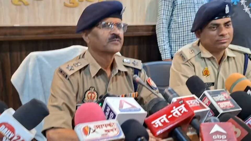 🚨 चित्रकूट गैंगरेप मामले में पुलिस की बड़ी कार्रवाई 🚨
देवांगना घाटी में छात्रा के साथ हुए गैंगरेप मामले में पुलिस ने तीनों वांछित आरोपियों को गिरफ्तार कर लिया है। इनमें एक आरोपी पुलिस मुठभेड़ में पैर में गोली लगने के बाद गिरफ्तार हुआ, जबकि अन्य दो आरोपियों को भी पुलिस ने दबोच लिया।
पुलिस के अनुसार, आरोपियों पर ₹50-50 हजार का इनाम घोषित था। कार्रवाई के दौरान घटना में प्रयुक्त मोटरसाइकिल, 2 तमंचे और कारतूस भी बरामद किए गए। मुठभेड़ में एक पुलिसकर्मी भी घायल हुआ।
यह जानकारी पुलिस द्वारा जारी आधिकारिक प्रेस विज्ञप्ति के आधार पर साझा की गई है। मामले की आगे की विधिक कार्रवाई जारी है।
#चित्रकूट #Chitrakoot #DevanganaGhat #GangRapeCase #PoliceAction #Encounter #CrimeNews #UPPolice #BreakingNews #Arrest #LawAndOrder #Justice #HindiNews #उत्तरप्रदेश #चित्रकूट_पुलिस