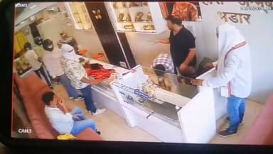 ज्वेलरी शॉप से दिनदहाड़े 10 लाख के गहने लूटे, देखे सीसीटीवी फुटेज में कैसे घटना को दिया अंजाम।
बिहार के रोहतास जिले के बिक्रमगंज में अपराधियों ने दिनदहाड़े बड़ी वारदात को अंजाम दिया है। आरा रोड स्थित *हीरा आभूषण भंडार* में हथियारबंद चार बदमाशों ने धावा बोलकर करीब *10 लाख रुपये* के सोने-चांदी के जेवरात लूट लिए।
*कैसे दिया वारदात को अंजाम?*
प्रत्यक्षदर्शियों के अनुसार, दो बाइक पर सवार चारों बदमाश हेलमेट पहनकर दुकान में घुसे। अंदर मौजूद कर्मचारियों और ग्राहकों को हथियार के बल पर बंधक बना लिया और कुछ ही मिनटों में काउंटर में रखे जेवरात समेटकर फरार हो गए। पूरी वारदात इतनी तेजी से हुई कि किसी को संभलने का मौका तक नहीं मिला।
*पुलिस जांच में जुटी, नाकेबंदी शुरू*
घटना की सूचना मिलते ही *बिक्रमगंज थाना पुलिस* मौके पर पहुंची। पुलिस ने दुकान में लगे CCTV फुटेज को कब्जे में ले लिया है और बारीकी से खंगाल रही है। जिले भर में नाकेबंदी कर बदमाशों की तलाश तेज कर दी गई है।
थानाध्यक्ष ने बताया कि जल्द ही आरोपियों की पहचान कर गिरफ्तारी की जाएगी।
*व्यापारियों में आक्रोश, सुरक्षा पर सवाल*
दिनदहाड़े हुई इस बड़ी लूट के बाद स्थानीय व्यापारियों और लोगों में भारी आक्रोश है। व्यापार मंडल ने पुलिस की गश्ती और सुरक्षा व्यवस्था पर गंभीर सवाल उठाए हैं और जल्द कार्रवाई की मांग की है।
#RohtasNews #Bikramganj #Robbery #BiharCrime #JewelleryShopLoot #BiharPolice #CrimeNews #24NewsLive #Rohtas