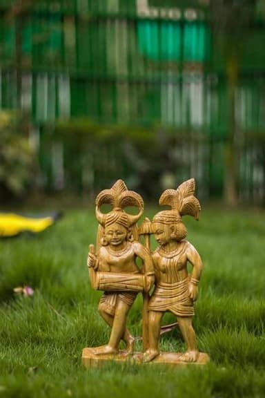 सफलता की कहानी
नई पहचान की ओर बढ़ते कदम
शहडोल के जनजातीय शिल्पकारों के सपनों को मिल रही नई उड़ान
शहडोल की पहचान केवल उसकी प्राकृतिक सुंदरता और जनजातीय संस्कृति से ही नहीं, बल्कि यहां के कुशल शिल्पकारों की पारंपरिक कला से भी है। वर्षों से गोंडी पेंटिंग, काष्ठ शिल्प, रॉट आयरन और कालीन-दरी जैसे हस्तशिल्प यहां के जनजातीय परिवारों की आजीविका और सांस्कृतिक विरासत का हिस्सा रहे हैं। समय के साथ बदलते बाजार में इन कलाकारों के सामने अपनी कला को व्यापक पहचान दिलाने की चुनौती भी रही। इन्हीं चुनौतियों को अवसर में बदलने के लिए जिला प्रशासन लगातार प्रयासरत है।
संत रविदास मध्यप्रदेश हस्तशिल्प एवं हाथकरघा विकास निगम, छतवई में डीएमएफ योजना वर्ष 2024-25 के अंतर्गत 50 दिवसीय प्रशिक्षण कार्यक्रम आयोजित किया गया। इस प्रशिक्षण में लगभग 200 स्थानीय प्रशिक्षणार्थियों ने गोंडी पेंटिंग, रॉट आयरन, काष्ठ शिल्प तथा कालीन-दरी निर्माण जैसी पारंपरिक विधाओं के साथ आधुनिक तकनीकों का प्रशिक्षण प्राप्त किया। इस पहल ने शिल्पकारों को अपने हुनर को और अधिक निखारने तथा बदलती बाजार की आवश्यकताओं को समझने का अवसर प्रदान किया।
प्रशिक्षण के बाद आयोजित जनजातीय शिल्पकार नामिका मेले ने इन शिल्पकारों को अपनी कला प्रदर्शित करने का मंच दिया। मेले में
ट्राइफेड के अधिकारियों ने शिल्पकारों को ऑनलाइन पंजीयन के लिए प्रेरित किया, ताकि उनके उत्पाद फ्लिपकार्ट, अमेजन सहित अन्य ऑनलाइन माध्यमों पर उपलब्ध हो सकें। इससे स्थानीय हस्तशिल्प को व्यापक बाजार तक पहुंचाने की दिशा में एक नई शुरुआत हुई है। ट्राइफेड द्वारा उत्पादों के विपणन में सहयोग की पहल भी शिल्पकारों के लिए नई संभावनाएं लेकर आई है।
#शहडोल #shahdol