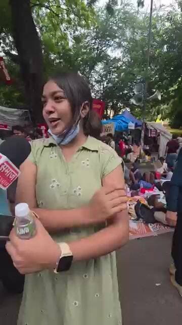 “झुकती है दुनिया, बस झुकाने वाला चाहिए।“