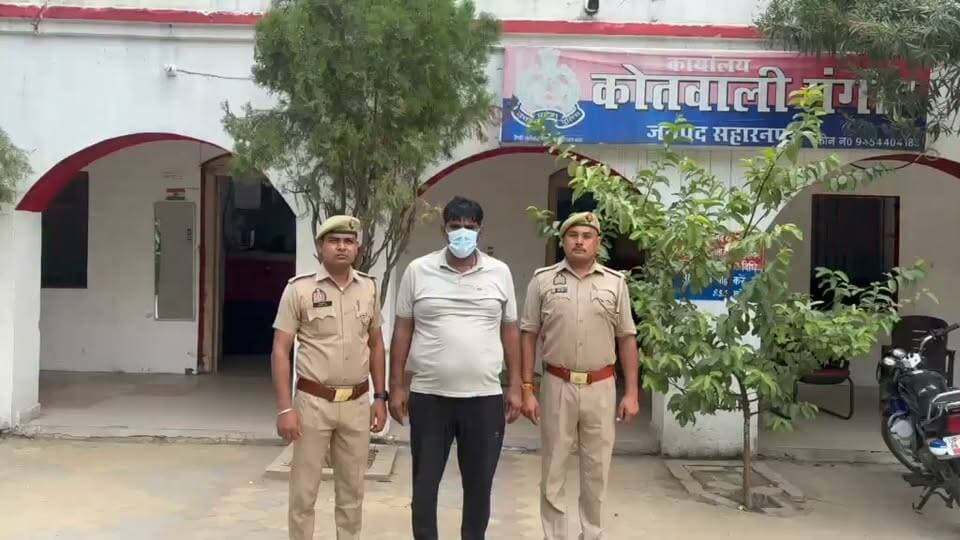 TheSaharanpurVoice / News7
सच्चाई के साथ हरदम
👉🏾 पटाखा फैक्ट्री विस्फोट में बड़ी कार्रवाई, फैक्ट्री मालिक हसन गिरफ्तार!!
👉🏾 लाइसेंस से अधिक बारूद, प्रतिबंधित पटाखों के निर्माण और लापरवाही का आरोप, दो मजदूरों की मौत के बाद पुलिस का शिकंजा!!
सहारनपुर। गंगोह थाना क्षेत्र के नया कुण्डा स्थित राणा फायर वर्क्स पटाखा फैक्ट्री में हुए भीषण विस्फोट मामले में सहारनपुर पुलिस ने बड़ी कार्रवाई करते हुए फैक्ट्री संचालक हसन को गिरफ्तार कर लिया है।
पुलिस के अनुसार आरोपी ने लाइसेंस की शर्तों का उल्लंघन करते हुए निर्धारित सीमा से अधिक विस्फोटक सामग्री का भंडारण किया। साथ ही फैक्ट्री में प्रतिबंधित पटाखों का निर्माण कराया जा रहा था, जिससे मजदूरों की सुरक्षा को गंभीर खतरे में डाला गया।
पुलिस का कहना है कि इसी लापरवाही के चलते हुए विस्फोट में दो मजदूरों की मौत हो गई, जबकि दो अन्य मजदूर अब भी लापता बताए जा रहे हैं। मामले में आरोपी के खिलाफ संबंधित धाराओं में मुकदमा दर्ज कर आगे की कानूनी कार्रवाई की जा रही है।
#News7 #TheSaharanpurVoice #Saharanpur #Gangoh #FirecrackerFactory #FactoryBlast #UPPolice #BreakingNews #FireSafety #TrendingPost #FacebookPost #UttarPradeshNews #Justice #Explosion #ViralNews
