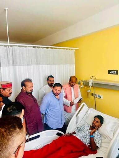 प्रोटेस्ट में घायल सिवान के छात्र से पटना में तेजस्वी यादव ने की मुलाक़ात
Bolta Siwan News Tejashwi Yadav BJP INDIA Samrat Choudhary Bharatiya Janata Party (BJP) R.J.D - राष्ट्रीय जनता दल Nitish Kumar Iqbal Kayyum
