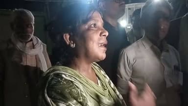 बांदा में कांग्रेस का कैंडल मार्च, छात्रों के समर्थन में उठाई आवाज
बांदा, उत्तर प्रदेश | 25 जुलाई 2026
कांग्रेस पार्टी के राष्ट्रीय अध्यक्ष मल्लिकार्जुन खड़गे एवं प्रदेश कांग्रेस अध्यक्ष अजय राय के निर्देश पर शनिवार शाम जिला कांग्रेस कमेटी, बांदा द्वारा छात्रों के समर्थन में कैंडल मार्च निकाला गया। यह मार्च जिला कांग्रेस कमेटी कार्यालय, अवस्थी धर्मशाला (स्टेशन रोड) से शुरू होकर महेश्वरी देवी मंदिर चौक होते हुए नगरपालिका परिषद, बांदा तक पहुंचा। कार्यक्रम का नेतृत्व कांग्रेस जिलाध्यक्ष राजेश दीक्षित ने किया।
कैंडल मार्च के दौरान मीडिया से बातचीत में राजेश दीक्षित ने कहा कि यह देश के छात्रों की जीत है और छात्र ही देश का भविष्य हैं। उन्होंने आरोप लगाया कि पूर्व केंद्रीय शिक्षा मंत्री धर्मेंद्र प्रधान के कार्यकाल में शिक्षा व्यवस्था प्रभावित हुई। उन्होंने कहा कि उनका इस्तीफा केवल पहला कदम है और अब छात्रों पर कथित बर्बरता करने वालों पर सख्त कार्रवाई तथा प्रधानमंत्री नरेंद्र मोदी द्वारा देश के छात्रों से माफी की मांग भी पूरी होनी चाहिए।
उन्होंने कहा कि लोकतंत्र में जनता की आवाज सबसे बड़ी ताकत है और कांग्रेस न्याय, जवाबदेही तथा छात्रों के अधिकारों के लिए लोकतांत्रिक तरीके से संघर्ष जारी रखेगी।
इस अवसर पर पीसीसी सदस्य पवन देवी कोरी, युवा कांग्रेस प्रदेश सचिव आकाश दीक्षित, संकटा प्रसाद त्रिपाठी, द्वारिकेश सिंह यादव, डॉ. संजय द्विवेदी, मोहम्मद इदरीश, सत्यप्रकाश द्विवेदी, शोएब रिजवी, जितेंद्र गौरव, अमित तिवारी, हेमंत कुमार वर्मा, सीमा बाबी, रेनू शर्मा, संतोष कुमार द्विवेदी, धीरेन्द्र पांडेय, इरफान खान सहित बड़ी संख्या में कांग्रेस कार्यकर्ता एवं पदाधिकारी मौजूद रहे।
#Banda #Congress #CandleMarch #Students #UttarPradesh