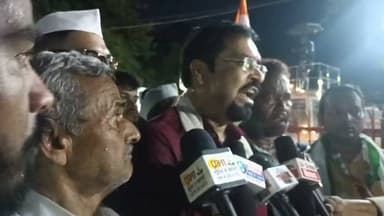 बांदा में कांग्रेस का कैंडल मार्च, छात्रों के समर्थन में उठाई आवाज
बांदा, उत्तर प्रदेश | 25 जुलाई 2026
कांग्रेस पार्टी के राष्ट्रीय अध्यक्ष मल्लिकार्जुन खड़गे एवं प्रदेश कांग्रेस अध्यक्ष अजय राय के निर्देश पर शनिवार शाम जिला कांग्रेस कमेटी, बांदा द्वारा छात्रों के समर्थन में कैंडल मार्च निकाला गया। यह मार्च जिला कांग्रेस कमेटी कार्यालय, अवस्थी धर्मशाला (स्टेशन रोड) से शुरू होकर महेश्वरी देवी मंदिर चौक होते हुए नगरपालिका परिषद, बांदा तक पहुंचा। कार्यक्रम का नेतृत्व कांग्रेस जिलाध्यक्ष राजेश दीक्षित ने किया।
कैंडल मार्च के दौरान मीडिया से बातचीत में राजेश दीक्षित ने कहा कि यह देश के छात्रों की जीत है और छात्र ही देश का भविष्य हैं। उन्होंने आरोप लगाया कि पूर्व केंद्रीय शिक्षा मंत्री धर्मेंद्र प्रधान के कार्यकाल में शिक्षा व्यवस्था प्रभावित हुई। उन्होंने कहा कि उनका इस्तीफा केवल पहला कदम है और अब छात्रों पर कथित बर्बरता करने वालों पर सख्त कार्रवाई तथा प्रधानमंत्री नरेंद्र मोदी द्वारा देश के छात्रों से माफी की मांग भी पूरी होनी चाहिए।
उन्होंने कहा कि लोकतंत्र में जनता की आवाज सबसे बड़ी ताकत है और कांग्रेस न्याय, जवाबदेही तथा छात्रों के अधिकारों के लिए लोकतांत्रिक तरीके से संघर्ष जारी रखेगी।
इस अवसर पर पीसीसी सदस्य पवन देवी कोरी, युवा कांग्रेस प्रदेश सचिव आकाश दीक्षित, संकटा प्रसाद त्रिपाठी, द्वारिकेश सिंह यादव, डॉ. संजय द्विवेदी, मोहम्मद इदरीश, सत्यप्रकाश द्विवेदी, शोएब रिजवी, जितेंद्र गौरव, अमित तिवारी, हेमंत कुमार वर्मा, सीमा बाबी, रेनू शर्मा, संतोष कुमार द्विवेदी, धीरेन्द्र पांडेय, इरफान खान सहित बड़ी संख्या में कांग्रेस कार्यकर्ता एवं पदाधिकारी मौजूद रहे।
#Banda #Congress #CandleMarch #Students #UttarPradesh