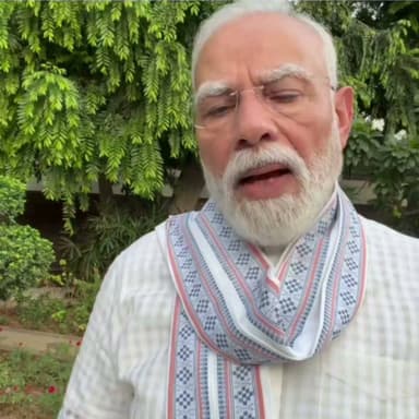 श्री नंदन नीलेकणी के नेतृत्व में परीक्षा सुधारों के लिए हाई-पावर्ड टास्क फोर्स का गठन
नई दिल्ली। प्रधानमंत्री नरेंद्र मोदी ने देश की परीक्षा प्रणाली को अधिक पारदर्शी, सुरक्षित और तकनीक-सक्षम बनाने की दिशा में एक महत्वपूर्ण कदम उठाते हुए इन्फोसिस के सह-संस्थापक श्री नंदन नीलेकणी के नेतृत्व में एक हाई-पावर्ड टास्क फोर्स के गठन की घोषणा की है।
सरकार के अनुसार, यह टास्क फोर्स परीक्षा प्रणाली में आवश्यक सुधारों का अध्ययन करेगी और ऐसी सिफारिशें प्रस्तुत करेगी, जिनसे परीक्षाओं की विश्वसनीयता बढ़े, तकनीक का बेहतर उपयोग हो तथा प्रश्नपत्र लीक और अन्य अनियमितताओं पर प्रभावी रोक लगाई जा सके।
प्रधानमंत्री नरेंद्र मोदी ने कहा कि देश की परीक्षा व्यवस्था को समय की आवश्यकताओं के अनुरूप आधुनिक, पारदर्शी और भरोसेमंद बनाना सरकार की प्राथमिकता है। टास्क फोर्स की सिफारिशों के आधार पर भविष्य में परीक्षा प्रणाली को और अधिक मजबूत बनाने के लिए आवश्यक कदम उठाए जाएंगे।
सरकार का मानना है कि इस पहल से करोड़ों छात्रों को निष्पक्ष और विश्वसनीय परीक्षा व्यवस्था का लाभ मिलेगा तथा शिक्षा प्रणाली में लोगों का विश्वास और मजबूत होगा।
#ExamReforms #NandanNilekani #NarendraModi #EducationNews