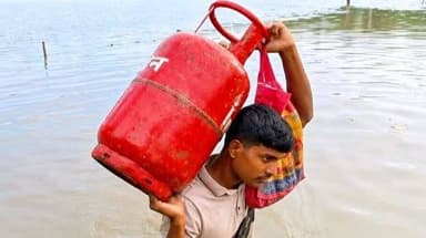 *টানা বৃষ্টিতে ভাসল ফ্রেজারগঞ্জের অমরাবতী! জলের তলায় ৫০টি বাড়ি, ঘরছাড়া বহু পরিবার*
অমিত মণ্ডল, নামখানা:
টানা তিনদিনের অতিভারী বৃষ্টির জেরে কার্যত জলের তলায় চলে গেল নামখানার ফ্রেজারগঞ্জের অমরাবতী গ্রাম! বেহাল নিকাশি ব্যবস্থার জেরে বৃহস্পতি ও শুক্রবারের বৃষ্টিতে গ্রামের অন্তত ৫০টি বাড়িতে হাঁটু সমান জল ঢুকে গিয়েছে। ভিটেমাটি ছেড়ে প্রাণ বাঁচাতে ইতিমধ্যেই বহু পরিবার স্থানীয় স্কুল ও হোটেলে আশ্রয় নিয়েছেন। সব হারিয়ে এখন চরম দুর্দশার মধ্যে দিন কাটছে অমরাবতীর বিস্তীর্ণ এলাকার মানুষের। শুধুমাত্র ফ্রেজারগঞ্জের অমরাবতী গ্রাম নয়,পাশে থাকা লক্ষ্মীপুর, বিজয় পাটি গ্রামের কিছু কিছু বাড়িতে জল ঢুকেছে। তবে সব থেকে ভয়াবহ পরিস্থিতি অমরাবতী গ্রামের বেশ কয়েকটি পরিবার।হাঁটু সমান জল পেরিয়ে, কোনোরকমে রান্নার সরঞ্জাম এবং গুরুত্বপূর্ণ নথিপত্র সঙ্গে নিয়ে অমরাবতীর প্রায় ১০টি পরিবার বাড়ি ছেড়েছেন। তবে একমাত্র সম্বলটুকু ছেড়ে এখনও অনেকেই জলমগ্ন বাড়িতেই আতঙ্কের মধ্যে দিন কাটাচ্ছেন।গ্রামের কয়েকশো বিঘা কৃষিজমি এখন সম্পূর্ণ জলের তলায়। নষ্ট হয়ে গিয়েছে ধানের বীজতলা। পাশাপাশি এলাকার সমস্ত পুকুর ভেসে গিয়ে মাছও নষ্ট হয়ে গিয়েছে। জলমগ্ন ঘরবাড়িগুলোতে এখন সাপ এবং ব্যাঙের প্রবল উপদ্রব শুরু হয়েছে, যা সাধারণ মানুষের আতঙ্ক আরও কয়েক গুণ বাড়িয়ে দিয়েছে।
এই চরম দুর্দশার জন্য দীর্ঘদিনের বেহাল নিকাশি ব্যবস্থাকেই দায়ী করছেন গ্রামবাসীরা। তাঁদের অভিযোগ, একমাত্র নিকাশি খালটি সংস্কার না হওয়ার ফলেই এই জমা জল বেরোতে অন্তত দশ দিনেরও বেশি সময় লেগে যাবে। সবচেয়ে বড় আক্ষেপের বিষয় হলো, চরম এই বিপদের দিনেও এখনও পর্যন্ত কোনো স্থানীয় জনপ্রতিনিধি দুর্গত মানুষদের পাশে এসে দাঁড়াননি।
দুর্গত গ্রামবাসীদের এখন একটাই কাতর আর্জি অবিলম্বে গ্রামের এই নিকাশি ব্যবস্থা ঠিক করা হোক, না হলে আগামী দিনে গোটা অমরাবতী গ্রামটাই জলের তলায় চলে যাবে।