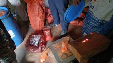 সাগরদীঘিতে ভেজাল মশলার কারখানায় পুলিশি হানা, কৃত্রিম রং উদ্ধার, গ্রেফতার ১
Bengal icon news মুর্শিদাবাদ :গুঁড়ো মশলার আড়ালে চলছিল বিষের কারবার। গোপন সূত্রের খবরের ভিত্তিতে সাগরদীঘি থানার পুলিশ শনিবার কাবিলপুরের বটতলা এলাকায় অভিযান চালিয়ে বড়সড় ভেজাল চক্রের হদিশ পেল।
থানার ভারপ্রাপ্ত আধিকারিকের নেতৃত্বে বিশাল পুলিশ বাহিনী এলাকা ঘিরে ফেলে দুটি গুঁড়ো মশলার কারখানায় তল্লাশি চালায়। পুলিশের দাবি, দীর্ঘদিন ধরে ওই কারখানা দুটিতে লঙ্কা, হলুদ সহ বিভিন্ন মশলার সঙ্গে বিষাক্ত কৃত্রিম রং মিশিয়ে ভেজাল মশলা তৈরি করা হচ্ছিল।
অভিযানের সময় কারখানা থেকে বিপুল পরিমাণে ক্ষতিকারক কেমিক্যাল রং উদ্ধার করা হয়। এই ঘটনায় জড়িত থাকার অভিযোগে সামায়ুন সেখ নামে এক ব্যক্তিকে আটক করা হয়েছে। বাকিদের খোঁজে চলছে তল্লাশি।
পুলিশের আশঙ্কা, এই ভেজাল মশলা বাজারে বিক্রি হলে সাধারণ মানুষের স্বাস্থ্যের গুরুতর ক্ষতি হতে পারত। উদ্ধার হওয়া সামগ্রী পরীক্ষার জন্য পাঠানো হয়েছে। ঘটনায় বটতলা এলাকায় চাঞ্চল্য ছড়িয়েছে।
