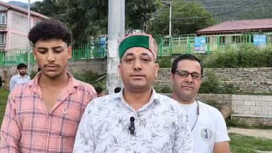 🚨 कड़ू नाला हादसा सिर्फ़ 13 परिवारों का नहीं, पूरे पांगी की आत्मा का दर्द बन गया है... 🕯️💔
आज कुल्लू में PSWA (Pangi Students Welfare Association) की TRF इकाई ने कड़ू नाला सड़क दुर्घटना में जान गंवाने वाले 13 दिवंगतों को भावभीनी श्रद्धांजलि अर्पित की। इस दौरान कुल्लू कॉलेज में पढ़ रहे पांगी के छात्र-छात्राओं और वहां रह रहे पांगीवासियों ने दो मिनट का मौन रखकर दिवंगत आत्माओं की शांति के लिए प्रार्थना की और शोक संतप्त परिवारों के प्रति अपनी गहरी संवेदनाएं व्यक्त कीं।
🙏 दिवंगत आत्माओं को विनम्र श्रद्धांजलि। ईश्वर उन्हें अपने श्रीचरणों में स्थान दें और परिजनों को यह असीम दुःख सहने की शक्ति प्रदान करें। 🕊️
#Pangi #Kullu #PSWA #TRF #RoadAccident #Tribute #Condolences #RIP #HimachalPradesh #CommunitySupport #Prayers #Unity #HimSandesh #BreakingNews
हिम संदेश Pangi Administration Pangi Live News Pangi, Chamba, Himachal Pradesh