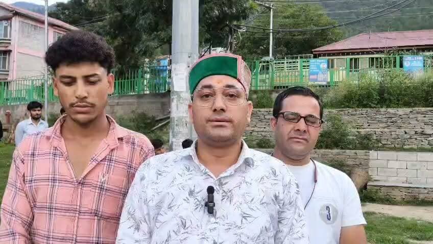🚨 कड़ू नाला हादसा सिर्फ़ 13 परिवारों का नहीं, पूरे पांगी की आत्मा का दर्द बन गया है... 🕯️💔
आज कुल्लू में PSWA (Pangi Students Welfare Association) की TRF इकाई ने कड़ू नाला सड़क दुर्घटना में जान गंवाने वाले 13 दिवंगतों को भावभीनी श्रद्धांजलि अर्पित की। इस दौरान कुल्लू कॉलेज में पढ़ रहे पांगी के छात्र-छात्राओं और वहां रह रहे पांगीवासियों ने दो मिनट का मौन रखकर दिवंगत आत्माओं की शांति के लिए प्रार्थना की और शोक संतप्त परिवारों के प्रति अपनी गहरी संवेदनाएं व्यक्त कीं।
🙏 दिवंगत आत्माओं को विनम्र श्रद्धांजलि। ईश्वर उन्हें अपने श्रीचरणों में स्थान दें और परिजनों को यह असीम दुःख सहने की शक्ति प्रदान करें। 🕊️
#Pangi #Kullu #PSWA #TRF #RoadAccident #Tribute #Condolences #RIP #HimachalPradesh #CommunitySupport #Prayers #Unity #HimSandesh #BreakingNews
हिम संदेश Pangi Administration Pangi Live News Pangi, Chamba, Himachal Pradesh