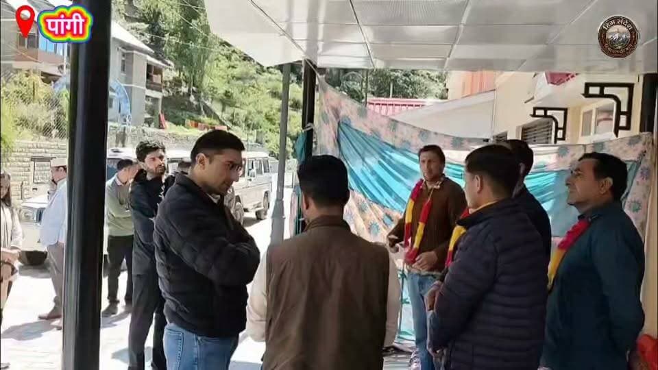 🚨 21 दिन से जारी अनशन... आखिर कब सुनेगी सरकार पांगी की आवाज़?
बिजली, सड़क, 4G, शिक्षा, स्वास्थ्य और रोजगार जैसी बुनियादी सुविधाओं की मांग को लेकर पांगी घाटी में क्रमिक अनशन आज 21वें दिन भी जारी रहा। उपायुक्त चंबा ने अनशन स्थल पर पहुंचकर आंदोलनकारियों से बातचीत की और समस्याओं के समाधान का आश्वासन दिया, लेकिन आंदोलनकारियों ने साफ कहा—अब सिर्फ आश्वासन नहीं, समाधान चाहिए।
क्या इस बार पांगी की वर्षों पुरानी मांगों पर सरकार ठोस कदम उठाएगी?
पूरी खबर पढ़ें और अपनी राय कमेंट में जरूर दें।
#Pangi #Chamba #HimachalPradesh #PangiValley #TribalArea #PublicIssues #Development #Infrastructure #Electricity #BSNL4G #Education #Healthcare #RoadSafety #HRTC #HimSandesh हिम संदेश Pangi Administration DC Chamba Sukhvinder Singh Sukhu Jagat Singh Negi Janak Raj
