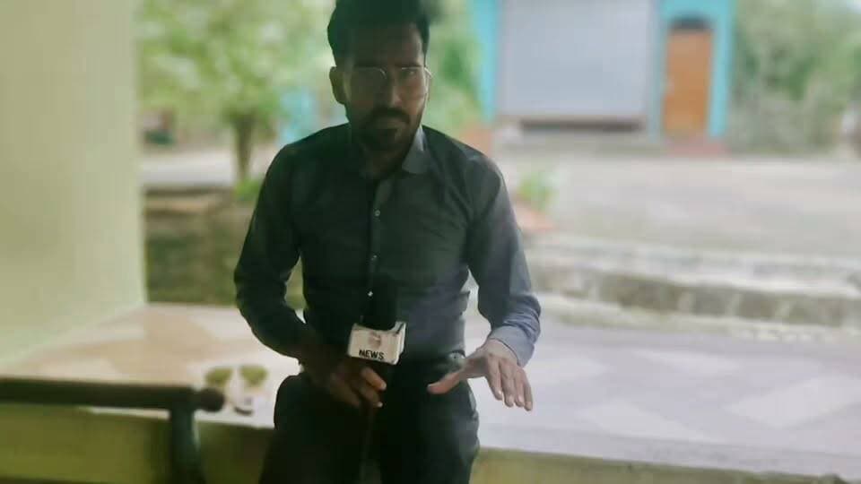क्या रामखेरी बनेगा सागर जिले के विकास की नई पहचान? सड़क, शिक्षा, स्वास्थ्य और जनसुविधाओं को लेकर उठे बड़े सवाल, विकास की दिशा पर हुई खास चर्चा
मध्य प्रदेश के सागर जिले के ग्राम रामखेरी में ग्रामीण विकास को लेकर विशेष चर्चा आयोजित की गई। गांव में सड़क, पेयजल, शिक्षा, स्वास्थ्य, रोजगार, स्वच्छता और शासन की जनकल्याणकारी योजनाओं के प्रभावी क्रियान्वयन पर विस्तार से मंथन हुआ। चर्चा के दौरान सवाल उठा कि क्या आने वाले समय में रामखेरी विकास की नई मिसाल बन पाएगा?
#रामखेरी #सागर #मध्यप्रदेश #ग्राम_विकास #क्या_रामखेरी_बनेगा_विकास_की_पहचान #विकास_पर_खास_चर्चा #ग्रामीणविकास #शासन_की_योजनाएं #सड़क #पेयजल #शिक्षा #स्वास्थ्य #रोजगार #IndiaDabangNews #IDNNews