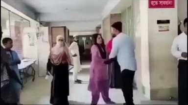 तलाक के बाद पति की मुस्कान बनी चर्चा का विषय, सोशल मीडिया पर वायरल हुआ वीडियो
➡️ सोशल मीडिया पर एक वीडियो तेजी से वायरल हो रहा है, जिसमें एक व्यक्ति तलाक के बाद मुस्कुराता हुआ नजर आ रहा है।
➡️ वायरल पोस्ट में दावा किया जा रहा है कि पत्नी ने एलिमनी (Alimony) की उम्मीद में तलाक लिया था, लेकिन पति ने पहले ही अपनी पूरी संपत्ति अपनी मां के नाम कर दी थी।
➡️ इस दावे को लेकर सोशल मीडिया पर तरह-तरह की प्रतिक्रियाएं और मजेदार टिप्पणियां देखने को मिल रही हैं।
➡️ हालांकि, वायरल वीडियो और उससे जुड़े दावों की स्वतंत्र या आधिकारिक पुष्टि नहीं हुई है। इसलिए इन्हें सत्य मानने से पहले सावधानी बरतना जरूरी है।
❓अगर यह दावा सही हो, तो इस पूरे मामले पर आपकी क्या राय है? अपनी प्रतिक्रिया कमेंट में जरूर बताएं।
#ViralVideo #Divorce #Alimony #SocialMedia #Trending #NewsUpdate
