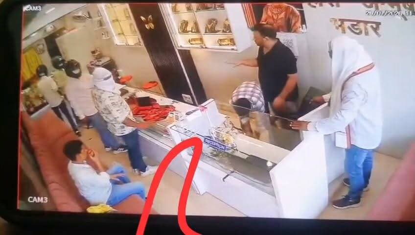 रोहतास जिले के बिक्रमगंज में रविवार को तेंदुनी चौक के समीप आरा रोड स्थित हीरा आभूषण भंडार में हथियारबंद अपराधियों ने दिनदहाड़े 10 लाख रुपये से अधिक के आभूषण लूट लिए। हेलमेट पहने 4-5 बदमाशों ने हथियार के बल पर दुकानदार से दराज खुलवाकर कुछ ही मिनट में वारदात को अंजाम दिया और फरार हो गए। घटना के बाद व्यापारियों में आक्रोश है और उन्होंने बाजार की सुरक्षा व्यवस्था पर सवाल उठाए हैं। पुलिस मामले की जांच में जुटी है।
#rohtasdistrict #rohtasnews