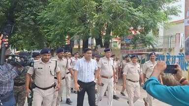 ग्राउंड रिपोर्ट | सीवान हाई अलर्ट: DM-SP खुद सड़क पर, शहर में फ्लैग मार्च | SNLIVE
25 जुलाई की हिंसा और गोलीबारी की घटना के बाद सीवान में प्रशासन पूरी तरह एक्शन मोड में नजर आया। हालात का जायजा लेने के लिए जिलाधिकारी विवेक रंजन मैत्रेय और पुलिस अधीक्षक पूरण कुमार झा खुद भारी पुलिस बल के साथ शहर की सड़कों पर उतरे और संवेदनशील इलाकों में फ्लैग मार्च किया।
गांधी मैदान, जेपी चौक, बबुनिया मोड़, स्टेशन रोड समेत कई प्रमुख स्थानों पर सुरक्षा व्यवस्था का निरीक्षण किया गया। पूरे शहर में अतिरिक्त पुलिस बल की तैनाती कर दी गई है। हर आने-जाने वाले वाहन की जांच की जा रही है और संवेदनशील इलाकों पर लगातार निगरानी रखी जा रही है।
फ्लैग मार्च के दौरान एसपी पूरण कुमार झा ने स्पष्ट संदेश दिया कि कानून-व्यवस्था बिगाड़ने की कोशिश करने वाले किसी भी उपद्रवी को किसी भी कीमत पर बख्शा नहीं जाएगा। हिंसा, पथराव, आगजनी और फायरिंग में शामिल लोगों की पहचान की जा रही है और सभी के खिलाफ साक्ष्यों के आधार पर सख्त कानूनी कार्रवाई होगी।
वहीं डीएम विवेक रंजन मैत्रेय ने लोगों से शांति और भाईचारा बनाए रखने की अपील करते हुए कहा कि अफवाह फैलाने वालों और सोशल मीडिया के जरिए माहौल बिगाड़ने की कोशिश करने वालों पर प्रशासन की पैनी नजर है। उन्होंने लोगों से केवल आधिकारिक जानकारी पर भरोसा करने की अपील की।
स्थिति को देखते हुए जिला प्रशासन ने एहतियातन मोबाइल इंटरनेट सेवा भी अस्थायी रूप से बंद कर दी है, ताकि किसी भी तरह की अफवाह या भड़काऊ संदेश फैलने से रोका जा सके।
SN LIVE की ग्राउंड रिपोर्ट में देखिए—सीवान के चप्पे-चप्पे पर पुलिस की तैनाती, DM-SP का फ्लैग मार्च, सुरक्षा व्यवस्था की पूरी तस्वीर और प्रशासन का बड़ा संदेश।
📍 कैमरामैन के साथ, विशेष संवाददाता उमर इरशाद | SN LIVE | सीवान
#Siwan #SiwanNews #FlagMarch #DM #SP #SiwanPolice #HighAlert #BiharNews #BreakingNews #SNLIVE #GroundReport #LawAndOrder