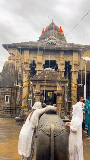 MINI VLOG 🎥
JAI BABA BAIJNATH 🙏
.
.
पौराणिक कथा के अनुसार, रावण भगवान शिव को लंका ले जाने के लिए कठोर तपस्या कर रहा था। प्रसन्न होकर महादेव ने उसे शिवलिंग दिया, लेकिन शर्त रखी कि रास्ते में इसे धरती पर नहीं रखना। बैद्यनाथ (बैजनाथ) पहुँचने पर रावण को लघुशंका के लिए रुकना पड़ा, इसलिए उसने शिवलिंग एक ग्वाले के रूप में आए भगवान गणेश को कुछ समय के लिए सौंप दिया। भगवान गणेश ने शिवलिंग धरती पर रख दिया, जहाँ वह स्थापित हो गया। लौटने के बाद रावण ने उसे उठाने का बहुत प्रयास किया, लेकिन वह टस से मस नहीं हुआ। तभी से मान्यता है कि यह दिव्य शिवलिंग बैजनाथ में स्थापित है। 🕉️🔱
.
.
#baijnath #minivlog #mahadev #explorereels #2026