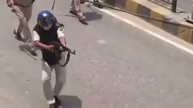बिहार में बेकाबू हुई कानून व्यवस्था प्रदर्शनकारियों पर पुलिस ने चलाई AK-47 से गोलियां video viral,,
#Viratvasundhara #trendingreels #facebookviral #bihar