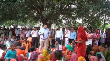 जिलाधिकारी ने पंचायत विकास दिवस पर सुनी जनसमस्याएं, पंचायत के विकास कार्यों में जनसहभागिता बढ़ाने का दिया संदेश
माह के अंतिम रविवार को जिले की सभी ग्राम पंचायतों में पंचायत विकास दिवस का आयोजन उत्साहपूर्वक किया गया। इस क्रम में जिलाधिकारी अररिया श्री विनोद दूहन ने जिले के भरगामा प्रखंड के सिरसिया कला पंचायत में आयोजित कार्यक्रम में भाग लेकर पंचायत प्रतिनिधियों, जनप्रतिनिधियों, पदाधिकारियों एवं ग्रामीणों के साथ विकास योजनाओं की प्रगति एवं भावी कार्ययोजना की विस्तृत समीक्षा की।
बैठक के दौरान पंचायत के समग्र विकास से जुड़े विभिन्न विषयों पर विस्तार से चर्चा की गई। इस अवसर पर ई-ग्राम स्वराज एवं ई-पंचायत पोर्टल के माध्यम से संचालित योजनाओं की जानकारी दी गई। साथ ही वर्तमान में संचालित योजनाओं पर हुए व्यय, उनकी प्रगति तथा आगामी विकास योजनाओं की रूपरेखा पर विचार-विमर्श किया गया। स्थानीय आवश्यकताओं के अनुरूप नई योजनाओं को शामिल करने पर भी सहमति बनी। जिलाधिकारी ने पंचायतों के समग्र एवं सतत विकास के लिए उपलब्ध संसाधनों का प्रभावी उपयोग सुनिश्चित करने पर बल दिया।
बैठक में योजनाओं के समयबद्ध एवं गुणवत्तापूर्ण क्रियान्वयन, जनसहभागिता तथा पारदर्शिता सुनिश्चित करने के निर्देश दिए गए।जिलाधिकारी ने कहा कि पंचायत विकास दिवस का उद्देश्य ग्रामीणों को विकास योजनाओं की योजना निर्माण प्रक्रिया से जोड़ना, पंचायत स्तर पर पारदर्शिता एवं जवाबदेही को बढ़ावा देना तथा ग्राम पंचायतों को आत्मनिर्भर एवं सशक्त बनाना है। उन्होंने पंचायत प्रतिनिधियों एवं ग्रामीणों से विकास कार्यों में सक्रिय भागीदारी निभाने का आह्वान किया, ताकि स्थानीय आवश्यकताओं के अनुरूप योजनाओं का प्रभावी क्रियान्वयन सुनिश्चित किया जा सके।
इस क्रम में जिलाधिकारी ग्रामीणों से रूबरू हुए तथा उनकी समस्याओं को गंभीरता से सुना। उन्होंने पंचायत के समग्र विकास, आधारभूत सुविधाओं के सुदृढ़ीकरण एवं जनकल्याणकारी योजनाओं के प्रभावी क्रियान्वयन को लेकर ग्रामीणों से सुझाव भी प्राप्त किए। जिलाधिकारी ने संबंधित पदाधिकारियों को प्राप्त सुझावों एवं शिकायतों पर आवश्यक कार्रवाई सुनिश्चित करने तथा स्थानीय आवश्यकताओं के अनुरूप विकास कार्यों को प्राथमिकता देने का निर्देश दिया।
#Dharadharnews #Ararianews #Biharnews #DM