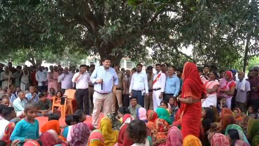 जिलाधिकारी ने पंचायत विकास दिवस पर सुनी जनसमस्याएं, पंचायत के विकास कार्यों में जनसहभागिता बढ़ाने का दिया संदेश
माह के अंतिम रविवार को जिले की सभी ग्राम पंचायतों में पंचायत विकास दिवस का आयोजन उत्साहपूर्वक किया गया। इस क्रम में जिलाधिकारी अररिया श्री विनोद दूहन ने जिले के भरगामा प्रखंड के सिरसिया कला पंचायत में आयोजित कार्यक्रम में भाग लेकर पंचायत प्रतिनिधियों, जनप्रतिनिधियों, पदाधिकारियों एवं ग्रामीणों के साथ विकास योजनाओं की प्रगति एवं भावी कार्ययोजना की विस्तृत समीक्षा की।
बैठक के दौरान पंचायत के समग्र विकास से जुड़े विभिन्न विषयों पर विस्तार से चर्चा की गई। इस अवसर पर ई-ग्राम स्वराज एवं ई-पंचायत पोर्टल के माध्यम से संचालित योजनाओं की जानकारी दी गई। साथ ही वर्तमान में संचालित योजनाओं पर हुए व्यय, उनकी प्रगति तथा आगामी विकास योजनाओं की रूपरेखा पर विचार-विमर्श किया गया। स्थानीय आवश्यकताओं के अनुरूप नई योजनाओं को शामिल करने पर भी सहमति बनी। जिलाधिकारी ने पंचायतों के समग्र एवं सतत विकास के लिए उपलब्ध संसाधनों का प्रभावी उपयोग सुनिश्चित करने पर बल दिया।
बैठक में योजनाओं के समयबद्ध एवं गुणवत्तापूर्ण क्रियान्वयन, जनसहभागिता तथा पारदर्शिता सुनिश्चित करने के निर्देश दिए गए।जिलाधिकारी ने कहा कि पंचायत विकास दिवस का उद्देश्य ग्रामीणों को विकास योजनाओं की योजना निर्माण प्रक्रिया से जोड़ना, पंचायत स्तर पर पारदर्शिता एवं जवाबदेही को बढ़ावा देना तथा ग्राम पंचायतों को आत्मनिर्भर एवं सशक्त बनाना है। उन्होंने पंचायत प्रतिनिधियों एवं ग्रामीणों से विकास कार्यों में सक्रिय भागीदारी निभाने का आह्वान किया, ताकि स्थानीय आवश्यकताओं के अनुरूप योजनाओं का प्रभावी क्रियान्वयन सुनिश्चित किया जा सके।
इस क्रम में जिलाधिकारी ग्रामीणों से रूबरू हुए तथा उनकी समस्याओं को गंभीरता से सुना। उन्होंने पंचायत के समग्र विकास, आधारभूत सुविधाओं के सुदृढ़ीकरण एवं जनकल्याणकारी योजनाओं के प्रभावी क्रियान्वयन को लेकर ग्रामीणों से सुझाव भी प्राप्त किए। जिलाधिकारी ने संबंधित पदाधिकारियों को प्राप्त सुझावों एवं शिकायतों पर आवश्यक कार्रवाई सुनिश्चित करने तथा स्थानीय आवश्यकताओं के अनुरूप विकास कार्यों को प्राथमिकता देने का निर्देश दिया।
#Dharadharnews #Ararianews #Biharnews #DM