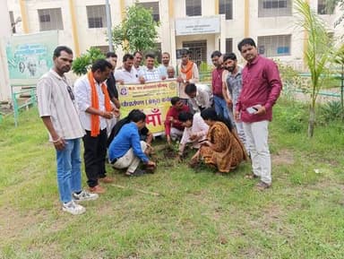 प्रस्फुटन शक्ति संचय की ब्लॉक स्तरीय बैठक एवं प्रशिक्षण आयोजित
जन अभियान परिषद द्वारा पीएम कॉलेज ऑफ एक्सीलेंस में प्रस्फुटन शक्ति संचय की बैठक एवं प्रशिक्षण का आयोजन किया गया। बैठक में प्रस्फुटन समितियों के प्रतिनिधियों ने अपने-अपने क्षेत्रों में किए गए कार्यों का प्रतिवेदन प्रस्तुत किया। बैठक में जल संरक्षण, पर्यावरण संरक्षण, स्वच्छता अभियान, पौधारोपण, सामाजिक जागरूकता, जनभागीदारी एवं ग्राम विकास से संबंधित गतिविधियों की विस्तृत समीक्षा की गई। उत्कृष्ट कार्य करने वाली समितियों के प्रयासों की सराहना करते हुए अन्य समितियों को भी प्रेरित किया गया कि वे अपने क्षेत्रों में समाजहित के कार्यों को और अधिक प्रभावी ढंग से संचालित करें।
जिला समन्वयक श्रीमती पारुल उपाध्याय ने कहा कि प्रस्फुटन समितियां ग्रामीण क्षेत्रों में सामाजिक परिवर्तन की महत्वपूर्ण कड़ी हैं। उन्होंने कहा कि शासन की जनकल्याणकारी योजनाओं का लाभ अंतिम व्यक्ति तक पहुंचाना परिषद के प्रत्येक कार्यकर्ता की जिम्मेदारी है। ब्लॉक समन्वयक श्री प्रदीप सिंह सेंगर ने आगामी माह अगस्त में आयोजित होने वाली गतिविधियों की विस्तृत जानकारी देते हुए बताया कि 12 अगस्त 2026 को स्वच्छता पर्व/पखवाड़ा का समापन कार्यक्रम, हरियाली यात्रा, "एक पेड़ मां के नाम" अभियान, तिरंगा यात्रा तथा मुख्यमंत्री सामुदायिक नेतृत्व क्षमता विकास कार्यक्रम (CMCLDP) के प्रवेश अभियान एवं व्यापक प्रचार-प्रसार को प्राथमिकता के साथ संचालित किया जाएगा। इस अवसर पर पौधारोपण भी किया गया। बैठक में समस्त नवांकुर संस्था प्रतिनिधि, मेन्टर्स एवं प्रस्फुटन समिति के अध्यक्ष, सचिव एवं सदस्य उपस्थित रहे।
#JansamparkMP #CMMadhyaPradesh #MadhyaPradesh #sehore