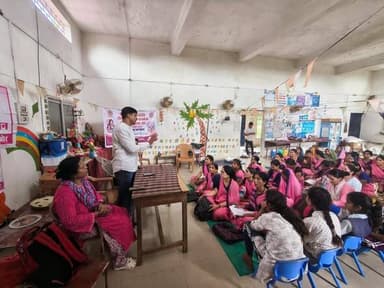 बालिका सुरक्षा कानूनों एवं पीसीपीएनडीटी एक्ट की दी गई जानकारी
महिला एवं बाल विकास विभाग द्वारा ग्राम अमलाहा के आंगनबाड़ी केद्र में बेटी बचाओ-बेटी पढ़ाओ योजना एवं गर्भधारण पूर्व एवं प्रसव पूर्व निदान तकनीक (पीसीपीएनडीटी) अधिनियम के अंतर्गत बालिका सुरक्षा एवं कानूनी जागरूकता कार्यशाला का आयोजन किया गया। कार्यशाला का उद्देश्य समाज में बालिकाओं के प्रति सकारात्मक सोच विकसित करना, कन्या भ्रूण हत्या की रोकथाम तथा महिलाओं एवं बालिकाओं को उनके अधिकारों एवं सुरक्षा संबंधी कानूनों के प्रति जागरूक करना था।
कार्यशाला में बाल कल्याण समिति के सदस्य श्री तिलक दास बैरागी महिलाओं और बालिकाओं को पीसीपीएनडीटी अधिनियम के प्रमुख प्रावधानों की जानकारी देते हुए बताया गया कि यह कानून लिंग चयन एवं भ्रूण के लिंग परीक्षण पर पूर्णतः प्रतिबंध लगाता है। अधिनियम का उद्देश्य कन्या भ्रूण हत्या पर रोक लगाना, बालिका जन्म को प्रोत्साहित करना तथा समाज में बेटियों के प्रति समानता और सम्मान की भावना को बढ़ावा देना है। इसके साथ ही विभिन्न कानूनी प्रावधानों, महिला अधिकारों तथा सुरक्षा संबंधी कानूनों की भी जानकारी दी गई। कार्यक्रम में परामर्शदाता श्री सुरेश पांचाल, श्री रत्नेश तिवारी सहित आंगनवाड़ी कार्यकर्ता, आशा कार्यकर्ता सहित महिलाएं एवं बालिकाएं उपस्थित रहीं।
#JansamparkMP #CMMadhyaPradesh #MadhyaPradesh #sehore