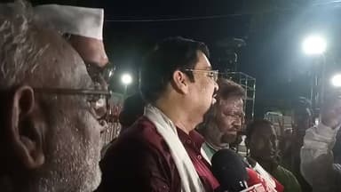 बांदा में कांग्रेस का कैंडल मार्च, छात्रों के समर्थन में उठाई आवाज
बांदा, उत्तर प्रदेश | 25 जुलाई 2026
कांग्रेस पार्टी के राष्ट्रीय अध्यक्ष मल्लिकार्जुन खड़गे एवं प्रदेश कांग्रेस अध्यक्ष अजय राय के निर्देश पर शनिवार शाम जिला कांग्रेस कमेटी, बांदा द्वारा छात्रों के समर्थन में कैंडल मार्च निकाला गया। यह मार्च जिला कांग्रेस कमेटी कार्यालय, अवस्थी धर्मशाला (स्टेशन रोड) से शुरू होकर महेश्वरी देवी मंदिर चौक होते हुए नगरपालिका परिषद, बांदा तक पहुंचा। कार्यक्रम का नेतृत्व कांग्रेस जिलाध्यक्ष राजेश दीक्षित ने किया।
कैंडल मार्च के दौरान मीडिया से बातचीत में राजेश दीक्षित ने कहा कि यह देश के छात्रों की जीत है और छात्र ही देश का भविष्य हैं। उन्होंने आरोप लगाया कि पूर्व केंद्रीय शिक्षा मंत्री धर्मेंद्र प्रधान के कार्यकाल में शिक्षा व्यवस्था प्रभावित हुई। उन्होंने कहा कि उनका इस्तीफा केवल पहला कदम है और अब छात्रों पर कथित बर्बरता करने वालों पर सख्त कार्रवाई तथा प्रधानमंत्री नरेंद्र मोदी द्वारा देश के छात्रों से माफी की मांग भी पूरी होनी चाहिए।
उन्होंने कहा कि लोकतंत्र में जनता की आवाज सबसे बड़ी ताकत है और कांग्रेस न्याय, जवाबदेही तथा छात्रों के अधिकारों के लिए लोकतांत्रिक तरीके से संघर्ष जारी रखेगी।
इस अवसर पर पीसीसी सदस्य पवन देवी कोरी, युवा कांग्रेस प्रदेश सचिव आकाश दीक्षित, संकटा प्रसाद त्रिपाठी, द्वारिकेश सिंह यादव, डॉ. संजय द्विवेदी, मोहम्मद इदरीश, सत्यप्रकाश द्विवेदी, शोएब रिजवी, जितेंद्र गौरव, अमित तिवारी, हेमंत कुमार वर्मा, सीमा बाबी, रेनू शर्मा, संतोष कुमार द्विवेदी, धीरेन्द्र पांडेय, इरफान खान सहित बड़ी संख्या में कांग्रेस कार्यकर्ता एवं पदाधिकारी मौजूद रहे।
#Banda #Congress #CandleMarch #Students #UttarPradesh