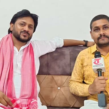 बालामऊ सीट पर सपा से दावेदारी मजबूत, टिकट मिला तो ऐतिहासिक जीत तय : छत्रपाल छत्तर
.
#हरदोई: उत्तर प्रदेश में वर्ष 2027 के विधानसभा चुनाव को लेकर राजनीतिक दलों ने अपनी-अपनी रणनीतियों को अंतिम रूप देना शुरू कर दिया है। इसी क्रम में हरदोई जिले की 160 बालामऊ विधानसभा सीट पर भी राजनीतिक सरगर्मियां तेज हो गई हैं। समाजवादी पार्टी से टिकट के प्रबल दावेदार माने जा रहे वर्तमान संडीला क्षेत्र के जिला पंचायत सदस्य छत्रपाल 'छत्तर' ने (द टेलीकास्ट न्यूज़) से विशेष बातचीत में अपनी चुनावी तैयारियों, संगठन की रणनीति तथा प्रदेश की मौजूदा राजनीतिक परिस्थितियों पर खुलकर अपनी बात रखी।
छत्रपाल छत्तर ने कहा कि उन्होंने बीते लंबे समय से बालामऊ विधानसभा क्षेत्र में लगातार जनसंपर्क किया है और संगठन के निर्देशों के अनुरूप पूरी तैयारी के साथ जनता के बीच सक्रिय हैं। उन्होंने दावा किया कि उनकी चुनावी तैयारियों में किसी प्रकार की कोई कमी नहीं है और अब केवल पार्टी के अंतिम निर्णय का इंतजार है। उनका विश्वास है कि समाजवादी पार्टी का शीर्ष नेतृत्व उन्हें टिकट देगा और यदि पार्टी ने उन पर भरोसा जताया तो वह बालामऊ विधानसभा सीट पर पूर्ण बहुमत से जीत दर्ज करेंगे।
उन्होंने कहा कि बालामऊ विधानसभा क्षेत्र के गांव-गांव में सभी वर्गों के लोगों का उन्हें भरपूर स्नेह, समर्थन और विश्वास प्राप्त है। जनता लगातार उनके संपर्क में है और क्षेत्र के विकास को लेकर उनसे उम्मीदें लगाए बैठी है। छत्रपाल छत्तर ने कहा कि यदि पिछले विधानसभा चुनाव में पार्टी नेतृत्व ने उन्हें उम्मीदवार बनाया होता तो परिणाम अलग होते और वह विधायक बनकर क्षेत्र की सेवा करते। उनका कहना था कि वर्ष 2027 के चुनाव में उनकी दावेदारी पहले से कहीं अधिक मजबूत है तथा उन्हें पूरा विश्वास है कि पार्टी उन्हें उम्मीदवार बनाएगी।
साक्षात्कार के दौरान उन्होंने कहा कि वह केवल राजनीति नहीं, बल्कि जनता की सेवा को अपना उद्देश्य मानते हैं। उनके अनुसार वर्षों से क्षेत्र में रहकर लोगों के सुख-दुख में सहभागी बनने का परिणाम है कि आज हर वर्ग का व्यक्ति उनके साथ खड़ा दिखाई देता है। उन्होंने कहा कि जनता का यही विश्वास उनकी सबसे बड़ी ताकत है और यही उन्हें चुनाव मैदान में मजबूती प्रदान करेगा।
राष्ट्रीय राजनीति से जुड़े मुद्दों पर भी छत्रपाल छत्तर ने अपनी राय रखी। जंतर-मंतर पर युवाओं के आंदोलन, विभिन्न प्रतियोगी परीक्षाओं में पेपर लीक की घटनाओं तथा शिक्षा व्यवस्था पर बोलते हुए उन्होंने भारतीय जनता पार्टी सरकार पर तीखा हमला बोला। उनका आरोप था कि लगातार सामने आई पेपर लीक की घटनाओं ने लाखों युवाओं के भविष्य के साथ खिलवाड़ किया है, लेकिन सरकार समय रहते प्रभावी कार्रवाई करने में विफल रही। उन्होंने कहा कि शिक्षा व्यवस्था गंभीर संकट से गुजर रही है और बेरोजगार युवाओं में निराशा बढ़ी है।
उन्होंने समाजवादी पार्टी के राष्ट्रीय अध्यक्ष अखिलेश यादव की सराहना करते हुए कहा कि पार्टी ने हमेशा युवाओं की आवाज को मजबूती से उठाया है। उनके अनुसार युवाओं के हितों की रक्षा के लिए समाजवादी पार्टी लगातार संघर्ष कर रही है और भविष्य में भी करती रहेगी।
प्रदेश के विकास कार्यों पर सवाल पूछे जाने पर छत्रपाल छत्तर ने कहा कि भारतीय जनता पार्टी विकास के बड़े-बड़े दावे करती है, जबकि जमीनी स्तर पर सड़क, शिक्षा, रोजगार और बुनियादी सुविधाओं की स्थिति संतोषजनक नहीं है। उन्होंने आरोप लगाया कि जनता को विकास के नाम पर केवल वादे मिले हैं। उनका कहना था कि वर्ष 2027 में यदि समाजवादी पार्टी की सरकार बनती है तो विकास कार्यों को नई गति मिलेगी और गांव, किसान, युवा, व्यापारी तथा गरीब वर्ग को प्राथमिकता देते हुए योजनाओं का लाभ अंतिम व्यक्ति तक पहुंचाया जाएगा।
बातचीत के अंत में छत्रपाल छत्तर ने एक बार फिर विश्वास जताया कि समाजवादी पार्टी का शीर्ष नेतृत्व उनकी सक्रियता, जनाधार और संगठन के प्रति समर्पण को देखते हुए उन्हें बालामऊ विधानसभा सीट से उम्मीदवार बनाएगा। उन्होंने कहा कि यदि उन्हें यह जिम्मेदारी मिलती है तो वह पूरी निष्ठा और ईमानदारी के साथ पार्टी की अपेक्षाओं पर खरा उतरते हुए क्षेत्र के सर्वांगीण विकास के लिए कार्य करेंगे।
#रिपोर्ट: पुनीत मिश्रा/बेनीगंज