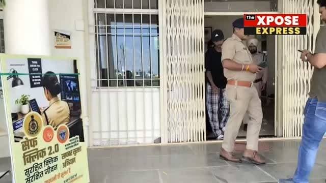 🚨 ग्वालियर में फर्जी इंटरनेशनल कॉल सेंटर का भंडाफोड़!
मोहना थाना क्षेत्र के एनएच-46 स्थित जैनपथ होटल में चल रहे फर्जी इंटरनेशनल कॉल सेंटर पर पुलिस ने रविवार दोपहर 3 बजे छापा मारकर बड़ा खुलासा किया। होटल के कमरे नंबर-6 से चार युवकों को गिरफ्तार किया गया, जो खुद को अमेरिका की Lending Club कंपनी का एजेंट बताकर अमेरिकी नागरिकों से ऑनलाइन ठगी कर रहे थे।
आरोपी लोन दिलाने का झांसा देकर सोशल सिक्योरिटी नंबर, बैंक डिटेल और प्रोसेसिंग फीस के नाम पर Apple, Nike समेत अन्य गिफ्ट कार्ड मंगवाकर लोगों को चूना लगाते थे। पुलिस ने मौके से 4 लैपटॉप, 7 मोबाइल, 4 हेडफोन, ठगी की अंग्रेजी स्क्रिप्ट और कस्टमर डेटा जब्त किया है। मामले का मास्टरमाइंड अभी फरार है, जिसकी तलाश जारी है।
📲 Instagram: https://www.instagram.com/the.xposeexpress?igsh=cGRlNWl1ZG1taWlm
▶️ YouTube: https://youtube.com/@thexposeexpress
#Gwalior #Mohana #CyberCrime #FakeCallCenter #InternationalFraud OnlineScam MPPolice CrimeNews TheXposeExpress GwaliorNews MadhyaPradesh BreakingNews
