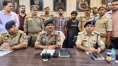 देवागंना घाटी में छात्रा के साथ हुए गैंगरेप के 01 वांछित इनामिया अभियुक्त को पुलिस मुठभेड़ में पैर में लगी गोली व शेष 02 वांछित इनामिया अभियुक्त गिरफ्तार
01 पुलिस कर्मी घायल
पुलिस अधीक्षक चित्रकूट श्री अरुण कुमार सिंह के कुशल निर्देशन में अपराधियों की गिरफ्तारी हेतु चलाए जा रहे अभियान के क्रम में अपर पुलिस अधीक्षक श्री पीयूषकान्त राय एवं क्षेत्राधिकारी नगर श्री सत्येन्द्र सिंह एवं क्षेत्राधिकारी मऊ श्री फहद अली के पर्यवेक्षण में एसओजी एवं थाना बहिलपुरवा की पुलिस टीम द्वारा देवागंना घाटी में छात्रा के साथ हुए गैंगरेप के 01 वांछित इनामिया अभियुक्त को पुलिस मुठभेड़ में पैर में लगी गोली व शेष 02 वांछित इनामिया अभियुक्तों को गिरफ्तार किया गया।
#UPPolice #chitrakootpolice #chitrakoot #devngnaghati
