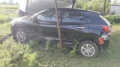 गंगधार झालावाड़
बाइक सवार को बचाने में कार का टायर फटने से बिगड़ा संतुलन अनियंत्रित कार गुमटी में घुसी एयर बैग खुलने से सभी सवार सुरक्षित, दुर्घटना के बाद कार में सवार लोग मौके से निकल गए सूचना पर उन्हेल पुलिस पहुंची मौके पर कार को लिया कब्जे में पुलिस वाहन मालिक की पहचान के साथ दुर्घटना के कारणों का पता भी कर रही उन्हेल थाना क्षेत्र के किटीया फंटे का मामला#Jhalawar #Dag #Gangdhar #Unhail #AccidentNews BreakingNews RajasthanNews JhalawarNews SafetyFirst AirbagsSaveLives ViralVideo