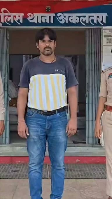 डोमिनोज़ की फ्रेंचाइजी दिलाने के नाम पर ₹2.65 लाख की ऑनलाइन ठगी करने वाले आरोपी को जांजगीर-चांपा पुलिस ने दिल्ली से गिरफ्तार किया है। पुलिस के अनुसार, अकलतरा निवासी एक व्यवसायी ने गूगल के माध्यम से फ्रेंचाइजी के लिए आवेदन किया था। इसके बाद खुद को कंपनी का प्रतिनिधि बताने वाले व्यक्ति ने रजिस्ट्रेशन फीस के नाम पर रकम अपने खाते में जमा करा ली। जांच के दौरान पुलिस ने दिल्ली निवासी ललित कश्यप को गिरफ्तार किया। पुलिस का कहना है कि आरोपी के खिलाफ अन्य राज्यों में भी इसी तरह की साइबर ठगी के मामले सामने आए हैं। पुलिस ने लोगों से अपील की है कि किसी भी फ्रेंचाइजी या ऑनलाइन सेवा के लिए केवल आधिकारिक वेबसाइट और सत्यापित माध्यमों का ही उपयोग करें।
#CGVoiceNews #JanjgirChampa #CyberCrime #OnlineFraud #BreakingNews #Akaltara #ChhattisgarhPolice #CGNews