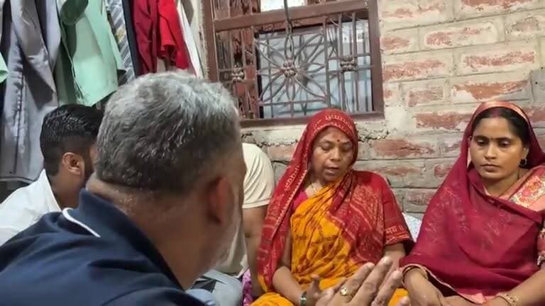 "शहीद भरत तिवारी के सपनों को परिवार ने रखा जिंदा, बाढ़ पीड़ितों की मदद के लिए ₹40 हजार का सहयोग; सरकार पर उठे सवाल"
बिहार में बाढ़ और विस्थापन की मार झेल रहे परिवारों की मुश्किलें लगातार बढ़ती जा रही हैं। ऐसे समय में शहीद भरत तिवारी जिस जमुनिया गांव के विस्थापित परिवारों की आवाज़ बनकर उनके लिए संघर्ष कर रहे थे, आज उन्हीं परिवारों की मदद के लिए उनके परिजन आगे आए हैं।
लगातार हो रही बारिश के कारण विस्थापित परिवारों की स्थिति एक बार फिर गंभीर हो गई। इसे देखते हुए शहीद भरत तिवारी के परिजनों ने उनके लिए भोजन की व्यवस्था कराई। इस मानवीय पहल में हमने भी सहयोग करते हुए विस्थापन का दंश झेल रहे परिवारों के लिए तत्काल ₹40,000 की सहायता उपलब्ध कराई, ताकि जरूरतमंदों तक भोजन और अन्य आवश्यक सामग्री पहुंचाई जा सके।
इस बीच बड़ा सवाल यह उठ रहा है कि क्या बिहार सरकार को इन विस्थापित परिवारों की स्थिति की जानकारी है? क्या प्रशासन तक इन लोगों की पीड़ा पहुंच रही है? स्थानीय लोगों का कहना है कि राहत और पुनर्वास की दिशा में तेज़ और प्रभावी कदम उठाने की जरूरत है, ताकि प्रभावित परिवारों को समय पर सहायता मिल सके।
शहीद भरत तिवारी का संघर्ष आज भी उनके परिवार और सहयोगियों के माध्यम से आगे बढ़ता दिखाई दे रहा है। जरूरतमंदों की सहायता के लिए समाज का आगे आना एक सकारात्मक संदेश है, लेकिन साथ ही प्रशासनिक व्यवस्था से भी अपेक्षा है कि प्रभावित लोगों तक राहत जल्द से जल्द पहुंचे।
#BharatTiwari #Jamunia #FloodRelief #BiharFlood #DisplacedFamilies #Humanity #BiharNews #ReliefWork #BreakingNews #ViralNews #Bihar