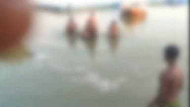 प्रयागराज में यमुना में डूबा 15 वर्षीय किशोर, दोस्तों के साथ नहाने गया था
प्रयागराज – रविवार दोपहर बलुआ घाट पर यमुना नदी में नहाते समय 15 वर्षीय किशोर की डूबने से मौत हो गई।
मृतक की पहचान वैभव केसरवानी पुत्र सीपू निवासी खुल्दाबाद के रूप में हुई है। वह 3 दोस्तों के साथ नदी में नहाने गया था। अचानक गहरे पानी में जाने से वह डूब गया।
स्थानीय लोगों और गोताखोरों की काफी देर की मशक्कत के बाद शव बाहर निकाला गया। सूचना पर पहुंची पुलिस ने शव को पोस्टमार्टम के लिए भेज दिया और मामले की जांच शुरू कर दी।
*चेतावनी:* नदियों में पानी का जलस्तर और बहाव बढ़ गया है। प्रशासन ने लोगों से अपील की है कि फिलहाल नदियों और घाटों से दूर रहें।
`#प्रयागराज #यमुना #बलुआघाट #Drowning #UPNews`