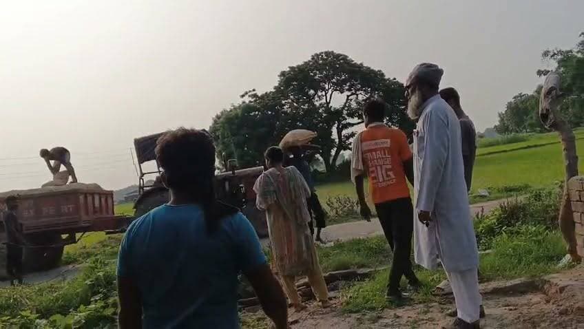 आबादी की भूमि पर निर्माण को लेकर विवाद, दीवार गिराने का वीडियो वायरल
पीड़ित ने पुलिस की कार्रवाई पर उठाए सवाल, निष्पक्ष जांच की मांग
✒️रिपोर्ट पिंटू तिवारी
उत्तर प्रदेश के फतेहपुर जिले के खखरेरू थाना क्षेत्र की शिवपुरी पुलिस चौकी अंतर्गत नगदीपुर गांव में आबादी की भूमि पर निर्माण कार्य को लेकर विवाद सामने आया है। गांव निवासी मोहम्मद शमीम ने आरोप लगाया है कि वर्षों से उनके कब्जे वाली भूमि पर निर्माण कार्य पुलिस के हस्तक्षेप के कारण रुकवाया जा रहा है, जबकि कुछ लोगों द्वारा उनकी बनाई गई दीवार भी गिरा दी गई। घटना से जुड़ा एक वीडियो सोशल मीडिया पर वायरल बताया जा रहा है। हालांकि, वायरल वीडियो की स्वतंत्र पुष्टि नहीं हुई है।
फतेहपुर। खखरेरू थाना क्षेत्र के नगदीपुर गांव में आबादी की भूमि को लेकर विवाद ने नया मोड़ ले लिया है। गांव निवासी मोहम्मद शमीम का आरोप है कि उनके बुजुर्गों के समय से सहन के सामने स्थित आबादी की भूमि पर उनका कब्जा चला आ रहा है। उनका कहना है कि इस भूमि की वर्षों पहले तारबंदी की गई थी तथा वहीं पर उनके पेयजल का बोर भी स्थापित है।
पीड़ित के अनुसार, जब भी वह उक्त भूमि पर निर्माण कार्य शुरू करते हैं, गांव के कुछ लोग पुलिस को सूचना देकर काम रुकवा देते हैं। उनका आरोप है कि इसी दौरान कुछ लोगों ने उनकी बनाई जा रही दीवार भी गिरा दी। दीवार गिराने का कथित वीडियो सोशल मीडिया पर वायरल होने के बाद मामला चर्चा का विषय बन गया है।
मोहम्मद शमीम ने सवाल उठाया कि यदि भूमि विवाद के संबंध में किसी सक्षम न्यायालय का स्थगन आदेश (स्टे) या सक्षम राजस्व अधिकारी का लिखित आदेश मौजूद नहीं है, तो पुलिस किस आधार पर निर्माण कार्य में हस्तक्षेप कर रही है। उनका कहना है कि आबादी की भूमि से जुड़े मामलों में राजस्व विभाग भी लंबे समय से चले आ रहे कब्जे के आधार पर कार्रवाई करता है, ऐसे में पुलिस की भूमिका पर स्पष्टता आवश्यक है।
पीड़ित ने पूरे मामले की निष्पक्ष जांच कराने, दीवार गिराने के आरोपियों के विरुद्ध कानूनी कार्रवाई करने तथा बिना वैधानिक आदेश के निर्माण कार्य में हस्तक्षेप बंद कराने की मांग की है।
फिलहाल पुलिस की ओर से इस मामले में विस्तृत आधिकारिक बयान सामने नहीं आया है। यदि जांच में किसी पक्ष की ओर से कानून का उल्लंघन पाया जाता है तो नियमानुसार कार्रवाई की जाएगी।
> महत्वपूर्ण नोट: यह समाचार उपलब्ध शिकायत, स्थानीय दावों और सोशल मीडिया पर वायरल बताए जा रहे वीडियो के आधार पर तैयार किया गया है। वायरल वीडियो की स्वतंत्र पुष्टि नहीं हुई है। मामले की वास्तविक स्थिति प्रशासनिक जांच और आधिकारिक बयान के बाद ही स्पष्ट होगी।
भूमि विवाद अक्सर सामाजिक तनाव का कारण बनते हैं। ऐसे मामलों में कानून के अनुसार राजस्व एवं पुलिस प्रशासन की समन्वित, निष्पक्ष और पारदर्शी कार्रवाई आवश्यक है, ताकि किसी भी पक्ष के अधिकारों का हनन न हो और विवाद का समाधान वैधानिक प्रक्रिया के तहत किया जा सके।
🟥 एनडी न्यूज़ एवं दैनिक निष्पक्ष धारा सभी नागरिकों से अपील करता है कि भूमि विवादों का समाधान कानून और सक्षम न्यायालय अथवा राजस्व अधिकारियों के माध्यम से कराएं। किसी भी प्रकार की तोड़फोड़, दबाव या हिंसात्मक गतिविधि से बचें। प्रशासन से भी अपेक्षा है कि मामले की निष्पक्ष जांच कर तथ्यों के आधार पर उचित कार्रवाई सुनिश्चित करे, जिससे आमजन का कानून पर विश्वास बना रहे।
👇👇👇
#NDNews #दैनिकनिष्पक्षधारा #Fatehpur #Khakhreru #ShivpuriChowki #Nagadipur #LandDispute #ViralVideo #BreakingNews #UPNews #Police #RevenueDepartment #Justice #LawAndOrder #PropertyDispute #UttarPradesh
👇👇
@dgpup
@RSSorg
@UPGovt
@wpl1090
@RSSgeet
@Uppolice
@MIB_India
@PMOIndia
@HMOIndia
@abmanglik
@VHPDigital
@igrangealld
@myogioffice
@InfoDeptUP
@dmfatehpur
@sdmsadarftp
@CMOfficeUP
@CMOUP_RC
@UPPRD1948
@ChiefSecyUP
@ChiefSecyUP
@MahantYogiG
@FatehpurSdm
@fatehpurpolice
@BajrangDalOrg
@rashtrapatibhvn
@UPMahilaKalyan
@112UttarPradesh
@myogiadityanath
@CommissionerPrg
@ADGZonPrayagraj
👇👇
🟥 ND NEWS | दैनिक निष्पक्ष धारा
मुख्य संपादक / संस्थापक: राजन सिंह हाड़ा
सह-संपादक: शालिनी सिंह भदौरिया
✒️ रिपोर्ट: सहयोगी शिवा गुप्ता के साथ जिला ब्यूरो अजय श्रीवास्तव
📍 कार्यालय-3: U158, हीरा स्वीट्स के पास, विकास मार्ग, लक्ष्मी नगर, पूर्वी दिल्ली, पिन कोड – 110092 (NCR)
📍 कार्यालय-2: विधानसभा रोड, बर्लिंगटन चौराहा, लखनऊ – 226001 (UP)
📍 कार्यालय-1: 1/1 अटल बिहारी चौराहा, नियर बर्मा चौराहा, फतेहपुर – 212601 (UP)
📅 दिनांक: 27 जुलाई 2026
📆 दिन: सोमवार
📧 Email: ndnewschannel@gmail.com
📞 मोबाइल: 9696119696