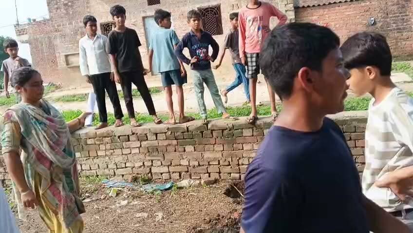 आबादी की भूमि पर निर्माण को लेकर विवाद, दीवार गिराने का वीडियो वायरल
पीड़ित ने पुलिस की कार्रवाई पर उठाए सवाल, निष्पक्ष जांच की मांग
✒️रिपोर्ट पिंटू तिवारी
उत्तर प्रदेश के फतेहपुर जिले के खखरेरू थाना क्षेत्र की शिवपुरी पुलिस चौकी अंतर्गत नगदीपुर गांव में आबादी की भूमि पर निर्माण कार्य को लेकर विवाद सामने आया है। गांव निवासी मोहम्मद शमीम ने आरोप लगाया है कि वर्षों से उनके कब्जे वाली भूमि पर निर्माण कार्य पुलिस के हस्तक्षेप के कारण रुकवाया जा रहा है, जबकि कुछ लोगों द्वारा उनकी बनाई गई दीवार भी गिरा दी गई। घटना से जुड़ा एक वीडियो सोशल मीडिया पर वायरल बताया जा रहा है। हालांकि, वायरल वीडियो की स्वतंत्र पुष्टि नहीं हुई है।
फतेहपुर। खखरेरू थाना क्षेत्र के नगदीपुर गांव में आबादी की भूमि को लेकर विवाद ने नया मोड़ ले लिया है। गांव निवासी मोहम्मद शमीम का आरोप है कि उनके बुजुर्गों के समय से सहन के सामने स्थित आबादी की भूमि पर उनका कब्जा चला आ रहा है। उनका कहना है कि इस भूमि की वर्षों पहले तारबंदी की गई थी तथा वहीं पर उनके पेयजल का बोर भी स्थापित है।
पीड़ित के अनुसार, जब भी वह उक्त भूमि पर निर्माण कार्य शुरू करते हैं, गांव के कुछ लोग पुलिस को सूचना देकर काम रुकवा देते हैं। उनका आरोप है कि इसी दौरान कुछ लोगों ने उनकी बनाई जा रही दीवार भी गिरा दी। दीवार गिराने का कथित वीडियो सोशल मीडिया पर वायरल होने के बाद मामला चर्चा का विषय बन गया है।
मोहम्मद शमीम ने सवाल उठाया कि यदि भूमि विवाद के संबंध में किसी सक्षम न्यायालय का स्थगन आदेश (स्टे) या सक्षम राजस्व अधिकारी का लिखित आदेश मौजूद नहीं है, तो पुलिस किस आधार पर निर्माण कार्य में हस्तक्षेप कर रही है। उनका कहना है कि आबादी की भूमि से जुड़े मामलों में राजस्व विभाग भी लंबे समय से चले आ रहे कब्जे के आधार पर कार्रवाई करता है, ऐसे में पुलिस की भूमिका पर स्पष्टता आवश्यक है।
पीड़ित ने पूरे मामले की निष्पक्ष जांच कराने, दीवार गिराने के आरोपियों के विरुद्ध कानूनी कार्रवाई करने तथा बिना वैधानिक आदेश के निर्माण कार्य में हस्तक्षेप बंद कराने की मांग की है।
फिलहाल पुलिस की ओर से इस मामले में विस्तृत आधिकारिक बयान सामने नहीं आया है। यदि जांच में किसी पक्ष की ओर से कानून का उल्लंघन पाया जाता है तो नियमानुसार कार्रवाई की जाएगी।
> महत्वपूर्ण नोट: यह समाचार उपलब्ध शिकायत, स्थानीय दावों और सोशल मीडिया पर वायरल बताए जा रहे वीडियो के आधार पर तैयार किया गया है। वायरल वीडियो की स्वतंत्र पुष्टि नहीं हुई है। मामले की वास्तविक स्थिति प्रशासनिक जांच और आधिकारिक बयान के बाद ही स्पष्ट होगी।
भूमि विवाद अक्सर सामाजिक तनाव का कारण बनते हैं। ऐसे मामलों में कानून के अनुसार राजस्व एवं पुलिस प्रशासन की समन्वित, निष्पक्ष और पारदर्शी कार्रवाई आवश्यक है, ताकि किसी भी पक्ष के अधिकारों का हनन न हो और विवाद का समाधान वैधानिक प्रक्रिया के तहत किया जा सके।
🟥 एनडी न्यूज़ एवं दैनिक निष्पक्ष धारा सभी नागरिकों से अपील करता है कि भूमि विवादों का समाधान कानून और सक्षम न्यायालय अथवा राजस्व अधिकारियों के माध्यम से कराएं। किसी भी प्रकार की तोड़फोड़, दबाव या हिंसात्मक गतिविधि से बचें। प्रशासन से भी अपेक्षा है कि मामले की निष्पक्ष जांच कर तथ्यों के आधार पर उचित कार्रवाई सुनिश्चित करे, जिससे आमजन का कानून पर विश्वास बना रहे।
👇👇👇
#NDNews #दैनिकनिष्पक्षधारा #Fatehpur #Khakhreru #ShivpuriChowki #Nagadipur #LandDispute #ViralVideo #BreakingNews #UPNews #Police #RevenueDepartment #Justice #LawAndOrder #PropertyDispute #UttarPradesh
👇👇
@dgpup
@RSSorg
@UPGovt
@wpl1090
@RSSgeet
@Uppolice
@MIB_India
@PMOIndia
@HMOIndia
@abmanglik
@VHPDigital
@igrangealld
@myogioffice
@InfoDeptUP
@dmfatehpur
@sdmsadarftp
@CMOfficeUP
@CMOUP_RC
@UPPRD1948
@ChiefSecyUP
@ChiefSecyUP
@MahantYogiG
@FatehpurSdm
@fatehpurpolice
@BajrangDalOrg
@rashtrapatibhvn
@UPMahilaKalyan
@112UttarPradesh
@myogiadityanath
@CommissionerPrg
@ADGZonPrayagraj
👇👇
🟥 ND NEWS | दैनिक निष्पक्ष धारा
मुख्य संपादक / संस्थापक: राजन सिंह हाड़ा
सह-संपादक: शालिनी सिंह भदौरिया
✒️ रिपोर्ट: सहयोगी शिवा गुप्ता के साथ जिला ब्यूरो अजय श्रीवास्तव
📍 कार्यालय-3: U158, हीरा स्वीट्स के पास, विकास मार्ग, लक्ष्मी नगर, पूर्वी दिल्ली, पिन कोड – 110092 (NCR)
📍 कार्यालय-2: विधानसभा रोड, बर्लिंगटन चौराहा, लखनऊ – 226001 (UP)
📍 कार्यालय-1: 1/1 अटल बिहारी चौराहा, नियर बर्मा चौराहा, फतेहपुर – 212601 (UP)
📅 दिनांक: 27 जुलाई 2026
📆 दिन: सोमवार
📧 Email: ndnewschannel@gmail.com
📞 मोबाइल: 9696119696
