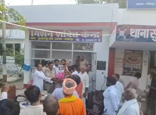 सावन से पहले कांवड़ यात्रा की तैयारियां तेज, सुल्तानपुर घोष थाने में पीस कमेटी की बैठक
प्रशासन ने सुरक्षा, यातायात और गंगा घाटों की व्यवस्थाओं पर किया मंथन, सौहार्द बनाए रखने की अपील
डीजे, ध्वनि विस्तारक यंत्र और यात्रा मार्ग को लेकर शासन की गाइडलाइन का पालन कराने के निर्देश
✒️रिपोर्ट नाजिया परवीन
फतेहपुर (खागा)। सावन माह में आयोजित होने वाली कांवड़ यात्रा को शांतिपूर्ण, सुरक्षित और व्यवस्थित ढंग से संपन्न कराने के उद्देश्य से फतेहपुर जनपद के सुल्तानपुर घोष थाना परिसर में रविवार को पीस कमेटी की बैठक आयोजित की गई। बैठक में पुलिस प्रशासन, जनप्रतिनिधियों, धार्मिक संगठनों तथा क्षेत्र के गणमान्य नागरिकों ने यात्रा की सुरक्षा, यातायात प्रबंधन, गंगा घाटों की व्यवस्थाओं और श्रद्धालुओं की सुविधाओं पर विस्तार से चर्चा की।
फतेहपुर। आगामी सावन माह में लाखों श्रद्धालुओं की आस्था से जुड़ी कांवड़ यात्रा को लेकर प्रशासन पूरी तरह सक्रिय हो गया है। इसी क्रम में थाना सुल्तानपुर घोष परिसर में आयोजित पीस कमेटी की बैठक में यात्रा को सकुशल एवं शांतिपूर्ण ढंग से संपन्न कराने के लिए व्यापक रणनीति तैयार की गई।
बैठक की अध्यक्षता करते हुए थाना प्रभारी तेज बहादुर सिंह चंदेल ने स्पष्ट कहा कि कांवड़ यात्रा के दौरान कानून-व्यवस्था से किसी भी प्रकार का समझौता नहीं किया जाएगा। उन्होंने सभी कांवड़ समितियों, सामाजिक संगठनों और स्थानीय नागरिकों से प्रशासन का सहयोग करने तथा आपसी भाईचारे और सौहार्द के वातावरण में पर्व मनाने की अपील की।
उन्होंने डीजे प्रतियोगिता, तेज ध्वनि विस्तारक यंत्रों और अन्य आयोजनों के संबंध में शासन द्वारा जारी दिशा-निर्देशों का अक्षरशः पालन सुनिश्चित करने के निर्देश दिए। उन्होंने कहा कि बैठक में प्राप्त सुझावों और स्थानीय समस्याओं से संबंधित विभागों को अवगत कराकर समय रहते आवश्यक व्यवस्थाएं कराई जाएंगी।
उपनिरीक्षक आनंद वर्मा ने कांवड़ यात्रा के निर्धारित मार्ग, सुरक्षा व्यवस्था, बैरिकेडिंग, यातायात नियंत्रण तथा श्रद्धालुओं की सुविधा से जुड़े बिंदुओं की जानकारी दी। उन्होंने कहा कि प्रशासन का उद्देश्य यात्रा को पूरी तरह सुरक्षित और व्यवस्थित बनाना है, जिसके लिए सभी नागरिकों का सहयोग आवश्यक है।
बैठक के दौरान प्रेमनगर कस्बे के युवा समाजसेवी आशुतोष मोदनवाल ने थाना प्रभारी तेज बहादुर सिंह चंदेल के कार्यों की सराहना करते हुए उन्हें पुष्पगुच्छ भेंटकर सम्मानित किया।
बैठक में नागेश्वर धाम के महंत देवगिरी, बोल बम कांवड़िया संघ सेवा समिति अल्लीपुर के अध्यक्ष नितिन गुप्ता, अंकित कौशल, अमित मोदी, अतुल मौर्य, आशुतोष मोदनवाल, ग्राम प्रधान वीरेंद्र कुमार मौर्य, राजेश यादव, ग्राम प्रधान अनवर खान, नदीम अहमद, सुग्रीव यादव, गंगा पाल सहित क्षेत्र के अनेक गणमान्य नागरिक एवं सामाजिक संगठनों के प्रतिनिधि उपस्थित रहे।
कांवड़ यात्रा केवल धार्मिक आस्था का प्रतीक नहीं, बल्कि सामाजिक समन्वय और प्रशासनिक समन्वित प्रयासों की भी परीक्षा होती है। ऐसे आयोजनों की सफलता तभी संभव है जब प्रशासन, स्थानीय नागरिक, स्वयंसेवी संगठन और श्रद्धालु सभी मिलकर नियमों का पालन करें तथा आपसी सौहार्द बनाए रखें।
🟥 एनडी न्यूज़ एवं दैनिक निष्पक्ष धारा सभी कांवड़ यात्रियों, आयोजकों और आम नागरिकों से अपील करता है कि यात्रा के दौरान कानून-व्यवस्था बनाए रखने में प्रशासन का सहयोग करें। धार्मिक आयोजनों को आस्था, अनुशासन और सामाजिक सद्भाव का माध्यम बनाएं। प्रशासन से भी अनुरोध है कि सुरक्षा, स्वास्थ्य, पेयजल, स्वच्छता, यातायात और आपातकालीन सेवाओं की समुचित व्यवस्था सुनिश्चित की जाए ताकि प्रत्येक श्रद्धालु सुरक्षित और सुगम यात्रा का अनुभव कर सके।
👇👇
#NDNews #दैनिकनिष्पक्षधारा #Fatehpur #Khaga #SultanpurGhosh #KanwarYatra #Sawan2026 #PeaceCommittee #UPPolice #TrafficManagement #LawAndOrder #HarHarMahadev #BolBam #NageshwarDham #PublicSafety #ReligiousHarmony #UPNews #BreakingNews #FestivalSecurity #Shravan
👇👇
@dgpup
@RSSorg
@UPGovt
@wpl1090
@RSSgeet
@Uppolice
@MIB_India
@PMOIndia
@HMOIndia
@abmanglik
@VHPDigital
@igrangealld
@myogioffice
@InfoDeptUP
@dmfatehpur
@sdmsadarftp
@CMOfficeUP
@CMOUP_RC
@ChiefSecyUP
@ChiefSecyUP
@MahantYogiG
@FatehpurSdm
@fatehpurpolice
@BajrangDalOrg
@rashtrapatibhvn
@UPMahilaKalyan
@112UttarPradesh
@myogiadityanath
@CommissionerPrg
@ADGZonPrayagraj
👇👇
🟥 ND NEWS | दैनिक निष्पक्ष धारा
मुख्य संपादक/संस्थापक: राजन सिंह हाड़ा
सह-संपादक: शालिनी सिंह भदौरिया
📍कार्यालय-3: U158,हीरा स्वीट्स के पास,विकास मार्ग,लक्ष्मी नगर,पूर्वी दिल्ली,110092 (NCR)📞मोबाइल: 9696119696