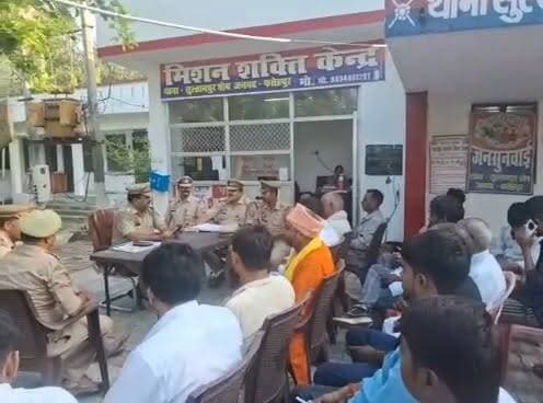 सावन से पहले कांवड़ यात्रा की तैयारियां तेज, सुल्तानपुर घोष थाने में पीस कमेटी की बैठक
प्रशासन ने सुरक्षा, यातायात और गंगा घाटों की व्यवस्थाओं पर किया मंथन, सौहार्द बनाए रखने की अपील
डीजे, ध्वनि विस्तारक यंत्र और यात्रा मार्ग को लेकर शासन की गाइडलाइन का पालन कराने के निर्देश
✒️रिपोर्ट नाजिया परवीन
फतेहपुर (खागा)। सावन माह में आयोजित होने वाली कांवड़ यात्रा को शांतिपूर्ण, सुरक्षित और व्यवस्थित ढंग से संपन्न कराने के उद्देश्य से फतेहपुर जनपद के सुल्तानपुर घोष थाना परिसर में रविवार को पीस कमेटी की बैठक आयोजित की गई। बैठक में पुलिस प्रशासन, जनप्रतिनिधियों, धार्मिक संगठनों तथा क्षेत्र के गणमान्य नागरिकों ने यात्रा की सुरक्षा, यातायात प्रबंधन, गंगा घाटों की व्यवस्थाओं और श्रद्धालुओं की सुविधाओं पर विस्तार से चर्चा की।
फतेहपुर। आगामी सावन माह में लाखों श्रद्धालुओं की आस्था से जुड़ी कांवड़ यात्रा को लेकर प्रशासन पूरी तरह सक्रिय हो गया है। इसी क्रम में थाना सुल्तानपुर घोष परिसर में आयोजित पीस कमेटी की बैठक में यात्रा को सकुशल एवं शांतिपूर्ण ढंग से संपन्न कराने के लिए व्यापक रणनीति तैयार की गई।
बैठक की अध्यक्षता करते हुए थाना प्रभारी तेज बहादुर सिंह चंदेल ने स्पष्ट कहा कि कांवड़ यात्रा के दौरान कानून-व्यवस्था से किसी भी प्रकार का समझौता नहीं किया जाएगा। उन्होंने सभी कांवड़ समितियों, सामाजिक संगठनों और स्थानीय नागरिकों से प्रशासन का सहयोग करने तथा आपसी भाईचारे और सौहार्द के वातावरण में पर्व मनाने की अपील की।
उन्होंने डीजे प्रतियोगिता, तेज ध्वनि विस्तारक यंत्रों और अन्य आयोजनों के संबंध में शासन द्वारा जारी दिशा-निर्देशों का अक्षरशः पालन सुनिश्चित करने के निर्देश दिए। उन्होंने कहा कि बैठक में प्राप्त सुझावों और स्थानीय समस्याओं से संबंधित विभागों को अवगत कराकर समय रहते आवश्यक व्यवस्थाएं कराई जाएंगी।
उपनिरीक्षक आनंद वर्मा ने कांवड़ यात्रा के निर्धारित मार्ग, सुरक्षा व्यवस्था, बैरिकेडिंग, यातायात नियंत्रण तथा श्रद्धालुओं की सुविधा से जुड़े बिंदुओं की जानकारी दी। उन्होंने कहा कि प्रशासन का उद्देश्य यात्रा को पूरी तरह सुरक्षित और व्यवस्थित बनाना है, जिसके लिए सभी नागरिकों का सहयोग आवश्यक है।
बैठक के दौरान प्रेमनगर कस्बे के युवा समाजसेवी आशुतोष मोदनवाल ने थाना प्रभारी तेज बहादुर सिंह चंदेल के कार्यों की सराहना करते हुए उन्हें पुष्पगुच्छ भेंटकर सम्मानित किया।
बैठक में नागेश्वर धाम के महंत देवगिरी, बोल बम कांवड़िया संघ सेवा समिति अल्लीपुर के अध्यक्ष नितिन गुप्ता, अंकित कौशल, अमित मोदी, अतुल मौर्य, आशुतोष मोदनवाल, ग्राम प्रधान वीरेंद्र कुमार मौर्य, राजेश यादव, ग्राम प्रधान अनवर खान, नदीम अहमद, सुग्रीव यादव, गंगा पाल सहित क्षेत्र के अनेक गणमान्य नागरिक एवं सामाजिक संगठनों के प्रतिनिधि उपस्थित रहे।
कांवड़ यात्रा केवल धार्मिक आस्था का प्रतीक नहीं, बल्कि सामाजिक समन्वय और प्रशासनिक समन्वित प्रयासों की भी परीक्षा होती है। ऐसे आयोजनों की सफलता तभी संभव है जब प्रशासन, स्थानीय नागरिक, स्वयंसेवी संगठन और श्रद्धालु सभी मिलकर नियमों का पालन करें तथा आपसी सौहार्द बनाए रखें।
🟥 एनडी न्यूज़ एवं दैनिक निष्पक्ष धारा सभी कांवड़ यात्रियों, आयोजकों और आम नागरिकों से अपील करता है कि यात्रा के दौरान कानून-व्यवस्था बनाए रखने में प्रशासन का सहयोग करें। धार्मिक आयोजनों को आस्था, अनुशासन और सामाजिक सद्भाव का माध्यम बनाएं। प्रशासन से भी अनुरोध है कि सुरक्षा, स्वास्थ्य, पेयजल, स्वच्छता, यातायात और आपातकालीन सेवाओं की समुचित व्यवस्था सुनिश्चित की जाए ताकि प्रत्येक श्रद्धालु सुरक्षित और सुगम यात्रा का अनुभव कर सके।
👇👇
#NDNews #दैनिकनिष्पक्षधारा #Fatehpur #Khaga #SultanpurGhosh #KanwarYatra #Sawan2026 #PeaceCommittee #UPPolice #TrafficManagement #LawAndOrder #HarHarMahadev #BolBam #NageshwarDham #PublicSafety #ReligiousHarmony #UPNews #BreakingNews #FestivalSecurity #Shravan
👇👇
@dgpup
@RSSorg
@UPGovt
@wpl1090
@RSSgeet
@Uppolice
@MIB_India
@PMOIndia
@HMOIndia
@abmanglik
@VHPDigital
@igrangealld
@myogioffice
@InfoDeptUP
@dmfatehpur
@sdmsadarftp
@CMOfficeUP
@CMOUP_RC
@ChiefSecyUP
@ChiefSecyUP
@MahantYogiG
@FatehpurSdm
@fatehpurpolice
@BajrangDalOrg
@rashtrapatibhvn
@UPMahilaKalyan
@112UttarPradesh
@myogiadityanath
@CommissionerPrg
@ADGZonPrayagraj
👇👇
🟥 ND NEWS | दैनिक निष्पक्ष धारा
मुख्य संपादक/संस्थापक: राजन सिंह हाड़ा
सह-संपादक: शालिनी सिंह भदौरिया
📍कार्यालय-3: U158,हीरा स्वीट्स के पास,विकास मार्ग,लक्ष्मी नगर,पूर्वी दिल्ली,110092 (NCR)📞मोबाइल: 9696119696