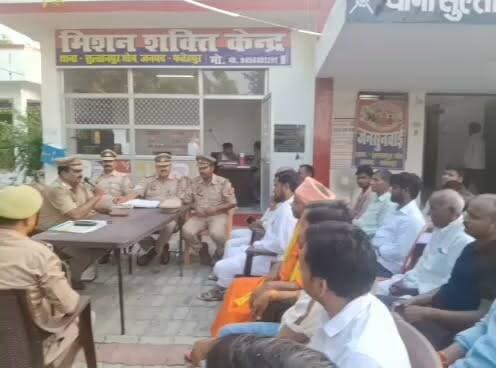 सावन से पहले कांवड़ यात्रा की तैयारियां तेज, सुल्तानपुर घोष थाने में पीस कमेटी की बैठक
प्रशासन ने सुरक्षा, यातायात और गंगा घाटों की व्यवस्थाओं पर किया मंथन, सौहार्द बनाए रखने की अपील
डीजे, ध्वनि विस्तारक यंत्र और यात्रा मार्ग को लेकर शासन की गाइडलाइन का पालन कराने के निर्देश
✒️रिपोर्ट नाजिया परवीन
फतेहपुर (खागा)। सावन माह में आयोजित होने वाली कांवड़ यात्रा को शांतिपूर्ण, सुरक्षित और व्यवस्थित ढंग से संपन्न कराने के उद्देश्य से फतेहपुर जनपद के सुल्तानपुर घोष थाना परिसर में रविवार को पीस कमेटी की बैठक आयोजित की गई। बैठक में पुलिस प्रशासन, जनप्रतिनिधियों, धार्मिक संगठनों तथा क्षेत्र के गणमान्य नागरिकों ने यात्रा की सुरक्षा, यातायात प्रबंधन, गंगा घाटों की व्यवस्थाओं और श्रद्धालुओं की सुविधाओं पर विस्तार से चर्चा की।
फतेहपुर। आगामी सावन माह में लाखों श्रद्धालुओं की आस्था से जुड़ी कांवड़ यात्रा को लेकर प्रशासन पूरी तरह सक्रिय हो गया है। इसी क्रम में थाना सुल्तानपुर घोष परिसर में आयोजित पीस कमेटी की बैठक में यात्रा को सकुशल एवं शांतिपूर्ण ढंग से संपन्न कराने के लिए व्यापक रणनीति तैयार की गई।
बैठक की अध्यक्षता करते हुए थाना प्रभारी तेज बहादुर सिंह चंदेल ने स्पष्ट कहा कि कांवड़ यात्रा के दौरान कानून-व्यवस्था से किसी भी प्रकार का समझौता नहीं किया जाएगा। उन्होंने सभी कांवड़ समितियों, सामाजिक संगठनों और स्थानीय नागरिकों से प्रशासन का सहयोग करने तथा आपसी भाईचारे और सौहार्द के वातावरण में पर्व मनाने की अपील की।
उन्होंने डीजे प्रतियोगिता, तेज ध्वनि विस्तारक यंत्रों और अन्य आयोजनों के संबंध में शासन द्वारा जारी दिशा-निर्देशों का अक्षरशः पालन सुनिश्चित करने के निर्देश दिए। उन्होंने कहा कि बैठक में प्राप्त सुझावों और स्थानीय समस्याओं से संबंधित विभागों को अवगत कराकर समय रहते आवश्यक व्यवस्थाएं कराई जाएंगी।
उपनिरीक्षक आनंद वर्मा ने कांवड़ यात्रा के निर्धारित मार्ग, सुरक्षा व्यवस्था, बैरिकेडिंग, यातायात नियंत्रण तथा श्रद्धालुओं की सुविधा से जुड़े बिंदुओं की जानकारी दी। उन्होंने कहा कि प्रशासन का उद्देश्य यात्रा को पूरी तरह सुरक्षित और व्यवस्थित बनाना है, जिसके लिए सभी नागरिकों का सहयोग आवश्यक है।
बैठक के दौरान प्रेमनगर कस्बे के युवा समाजसेवी आशुतोष मोदनवाल ने थाना प्रभारी तेज बहादुर सिंह चंदेल के कार्यों की सराहना करते हुए उन्हें पुष्पगुच्छ भेंटकर सम्मानित किया।
बैठक में नागेश्वर धाम के महंत देवगिरी, बोल बम कांवड़िया संघ सेवा समिति अल्लीपुर के अध्यक्ष नितिन गुप्ता, अंकित कौशल, अमित मोदी, अतुल मौर्य, आशुतोष मोदनवाल, ग्राम प्रधान वीरेंद्र कुमार मौर्य, राजेश यादव, ग्राम प्रधान अनवर खान, नदीम अहमद, सुग्रीव यादव, गंगा पाल सहित क्षेत्र के अनेक गणमान्य नागरिक एवं सामाजिक संगठनों के प्रतिनिधि उपस्थित रहे।
कांवड़ यात्रा केवल धार्मिक आस्था का प्रतीक नहीं, बल्कि सामाजिक समन्वय और प्रशासनिक समन्वित प्रयासों की भी परीक्षा होती है। ऐसे आयोजनों की सफलता तभी संभव है जब प्रशासन, स्थानीय नागरिक, स्वयंसेवी संगठन और श्रद्धालु सभी मिलकर नियमों का पालन करें तथा आपसी सौहार्द बनाए रखें।
🟥 एनडी न्यूज़ एवं दैनिक निष्पक्ष धारा सभी कांवड़ यात्रियों, आयोजकों और आम नागरिकों से अपील करता है कि यात्रा के दौरान कानून-व्यवस्था बनाए रखने में प्रशासन का सहयोग करें। धार्मिक आयोजनों को आस्था, अनुशासन और सामाजिक सद्भाव का माध्यम बनाएं। प्रशासन से भी अनुरोध है कि सुरक्षा, स्वास्थ्य, पेयजल, स्वच्छता, यातायात और आपातकालीन सेवाओं की समुचित व्यवस्था सुनिश्चित की जाए ताकि प्रत्येक श्रद्धालु सुरक्षित और सुगम यात्रा का अनुभव कर सके।
👇👇
#NDNews #दैनिकनिष्पक्षधारा #Fatehpur #Khaga #SultanpurGhosh #KanwarYatra #Sawan2026 #PeaceCommittee #UPPolice #TrafficManagement #LawAndOrder #HarHarMahadev #BolBam #NageshwarDham #PublicSafety #ReligiousHarmony #UPNews #BreakingNews #FestivalSecurity #Shravan
👇👇
@dgpup
@RSSorg
@UPGovt
@wpl1090
@RSSgeet
@Uppolice
@MIB_India
@PMOIndia
@HMOIndia
@abmanglik
@VHPDigital
@igrangealld
@myogioffice
@InfoDeptUP
@dmfatehpur
@sdmsadarftp
@CMOfficeUP
@CMOUP_RC
@ChiefSecyUP
@ChiefSecyUP
@MahantYogiG
@FatehpurSdm
@fatehpurpolice
@BajrangDalOrg
@rashtrapatibhvn
@UPMahilaKalyan
@112UttarPradesh
@myogiadityanath
@CommissionerPrg
@ADGZonPrayagraj
👇👇
🟥 ND NEWS | दैनिक निष्पक्ष धारा
मुख्य संपादक/संस्थापक: राजन सिंह हाड़ा
सह-संपादक: शालिनी सिंह भदौरिया
📍कार्यालय-3: U158,हीरा स्वीट्स के पास,विकास मार्ग,लक्ष्मी नगर,पूर्वी दिल्ली,110092 (NCR)📞मोबाइल: 9696119696