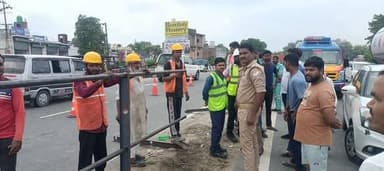 तिलहर/शाहजहांपुर
====
अबैध कट बंद करने पर
विरोध,पुलिस ने समझाया।
=====
विवेक शर्मा (अंशु)
कट बंद कर रहे कर्मचारियों से हंगामा।
राष्ट्रीय राजमार्ग पर बनाए गए अवैध कट को एनएचआई के कर्मचारियों ने स्थानीय लोगों के हंगामे के बावजूद पुलिस की मौजूदगी में बंद कर दिया।
रविवार सुबह नगर के पूर्वी तिराहे पर सामाजिक तत्वों के द्वारा राष्ट्रीय राजमार्ग के मध्य में पाइप से बनाई गई बैरिकेड को तोड़े जाने के बाद उसे नए सिरे से बनाने का काम शुरू किया गया।एनएचआई कर्मचारियों ने जैसे ही काम शुरू किया कि इसकी सूचना मिलते ही आसपास की कुछ लोग जमा हो गए और हंगामा करते हुए कट को बंद न करने की मांग करने लगे।मौके पर जमा लोगों का हंगामा बढ़ता देखकर कर्मचारियों ने पुलिस को सूचना दी जिसके बाद चौहटियां पुलिस चौकी प्रभारी देवेंद्र सिंह पुलिस बल के साथ मौके पर पहुंचे और लोगों को समझा कर वहां से हटाया।
लोगों के हटते ही कर्मचारियों ने आनन-फानन में राष्ट्रीय राजमार्ग के मध्य डिवाइडर पर फिर एक बार लोहे के पाइपों को वेल्डिंग कर लगा दिया।