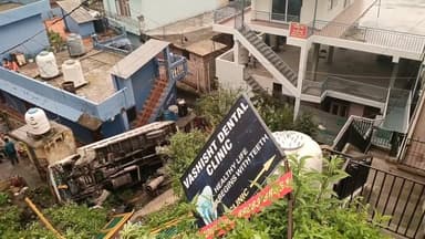 चंडीगढ़-शिमला NH-5 पर बड़ा हादसा, घरों पर पलटा दूध का कैंटर; तीन लोग घायल
सोमवार सुबह चंडीगढ़-शिमला नेशनल हाईवे-5 पर सोलन के ब्रुरी के पास एक दूध का कैंटर अनियंत्रित होकर सड़क से नीचे रिहायशी इलाके में पलट गया। हादसे के समय कैंटर में तीन लोग सवार थे, जिन्हें मामूली चोटें आई हैं। सूचना मिलते ही सोलन पुलिस मौके पर पहुंची और राहत कार्य शुरू किया। पुलिस ने दुर्घटना के कारणों की जांच शुरू कर दी है।
#Solan #NH5 #RoadAccident #MilkTanker #HimachalPradesh #SolanNews #HimachalNews #BreakingNews #Accident #Trending