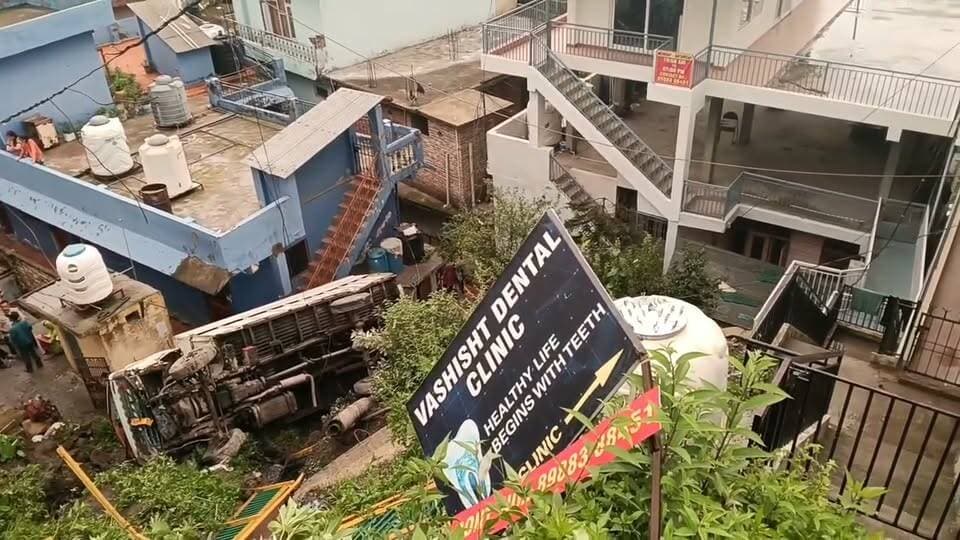 चंडीगढ़-शिमला NH-5 पर बड़ा हादसा, घरों पर पलटा दूध का कैंटर; तीन लोग घायल
सोमवार सुबह चंडीगढ़-शिमला नेशनल हाईवे-5 पर सोलन के ब्रुरी के पास एक दूध का कैंटर अनियंत्रित होकर सड़क से नीचे रिहायशी इलाके में पलट गया। हादसे के समय कैंटर में तीन लोग सवार थे, जिन्हें मामूली चोटें आई हैं। सूचना मिलते ही सोलन पुलिस मौके पर पहुंची और राहत कार्य शुरू किया। पुलिस ने दुर्घटना के कारणों की जांच शुरू कर दी है।
#Solan #NH5 #RoadAccident #MilkTanker #HimachalPradesh #SolanNews #HimachalNews #BreakingNews #Accident #Trending