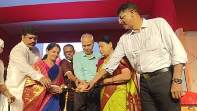 कारगिल विजय दिवस को लेकर बेगूसराय के बलिया अन्तर्गत सदानंदपुर में पूर्व सैनिक संतोष राय के नेतृत्व में सैनिक सम्मान समारोह कार्यक्रम आयोजित किया गया। जिसका विधिवत उद्घाटन दीप प्रज्ज्वलित कर किया। आयोजित कार्यक्रम में उपस्थित सेना के जवानों को सम्मानित किया गया तथा कारगिल युद्ध में शहीद जवानों को विनम्र श्रद्धांजलि अर्पित किया गया। मुख्य प्रकार क्रम में अतिथि कलाकारों के द्वारा कुछ सांस्कृतिक कार्यक्रम के भी प्रस्तुति की गई जो देशभक्त की भावनाओं से ओत-प्रोत थी।
#viral