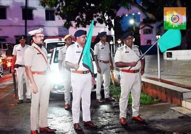 বাঁকুড়ায় জেলা পুলিশের উদ্যেগে "দুর্গা সুরক্ষা স্কোয়াডের " আনুষ্ঠানিক ভাবে শুভ সূচনা হল
নারী নিরাপত্তাকে আরও শক্তিশালী করতে এবং সাধারণ মানুষের মধ্যে নিরাপত্তার অনুভূতি বাড়াতে এক গুরুত্বপূর্ণ পদক্ষেপ নিল বাঁকুড়া জেলা পুলিশ। আধুনিক পুলিশিংয়ের পথে নতুন সংযোজন হিসেবে আনুষ্ঠানিকভাবে যাত্রা শুরু করল ‘দুর্গা সুরক্ষা স্কোয়াড’। এই বিশেষ উদ্যোগের মাধ্যমে জেলার বিভিন্ন প্রান্তে আরও দ্রুত, আরও কার্যকর এবং আরও সংবেদনশীলভাবে নিরাপত্তা পরিষেবা পৌঁছে দেওয়ার লক্ষ্য নিয়েছে পুলিশ প্রশাসন।
গতকাল এক গম্ভীর ও মর্যাদাপূর্ণ অনুষ্ঠানের মধ্য দিয়ে ‘দুর্গা সুরক্ষা স্কোয়াড’-এর আনুষ্ঠানিক উদ্বোধন করেন ওয়েস্টার্ন জোনের অতিরিক্ত মহাপরিদর্শক (ADG) শ্রী আনন্দ কুমার, IPS। তাঁর উপস্থিতিতে এই নতুন উদ্যোগের সূচনা বাঁকুড়া জেলার আইন-শৃঙ্খলা ও নারী নিরাপত্তার ক্ষেত্রে এক নতুন অধ্যায়ের সূচনা করল।
এই অনুষ্ঠানে উপস্থিত ছিলেন বাঁকুড়া রেঞ্জের ডিআইজি শ্রী অভিষেক মোদি, IPS, বাঁকুড়া জেলার পুলিশ সুপার শ্রী পি. ভি. জি. সতীশ, IPS, পাশাপাশি জেলার অন্যান্য উচ্চপদস্থ পুলিশ আধিকারিক এবং বিশিষ্ট কর্মকর্তারা।
বর্তমান সময়ে নারী ও কিশোরীদের নিরাপত্তা নিশ্চিত করা প্রশাসনের অন্যতম প্রধান অগ্রাধিকার। সেই লক্ষ্যকে সামনে রেখেই গড়ে তোলা হয়েছে দুর্গা সুরক্ষা স্কোয়াড। এই বিশেষ দল জেলার বিভিন্ন শিক্ষা প্রতিষ্ঠান, বাজার, বাসস্ট্যান্ড, জনবহুল এলাকা এবং সংবেদনশীল স্থানে নিয়মিত নজরদারি চালাবে। প্রয়োজনে দ্রুত হস্তক্ষেপ করে সাধারণ মানুষ, বিশেষ করে নারী ও শিশুদের নিরাপত্তা নিশ্চিত করাই হবে এই স্কোয়াডের মূল দায়িত্ব।
পুলিশ প্রশাসনের আশা, এই উদ্যোগের ফলে শুধু অপরাধ প্রতিরোধই নয়, সাধারণ মানুষের মধ্যে পুলিশের প্রতি আস্থা আরও বাড়বে। নারী ও শিশুদের জন্য আরও নিরাপদ পরিবেশ গড়ে তুলতে এই স্কোয়াড গুরুত্বপূর্ণ ভূমিকা পালন করবে।
বাঁকুড়া জেলা পুলিশের এই উদ্যোগ ইতিমধ্যেই সাধারণ মানুষের মধ্যে ইতিবাচক সাড়া ফেলেছে। অনেকেই মনে করছেন, আইন-শৃঙ্খলা রক্ষা এবং নারী নিরাপত্তা নিশ্চিত করতে দুর্গা সুরক্ষা স্কোয়াড একটি কার্যকর ও সময়োপযোগী পদক্ষেপ।
নারীর নিরাপত্তাই সমাজের নিরাপত্তা। সেই বার্তাকেই সামনে রেখে বাঁকুড়া জেলায় শুরু হলো দুর্গা সুরক্ষা স্কোয়াড-এর পথচলা। আগামী দিনে এই উদ্যোগ জেলার প্রতিটি মানুষের নিরাপত্তা ও আস্থার প্রতীক হয়ে উঠবে—এমনটাই প্রত্যাশা প্রশাসনের।