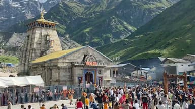 🙏 सावन के दूसरे सोमवार पर बाबा केदार के जयकारों से गूंजा केदारनाथ धाम 🔱
द्वादश ज्योतिर्लिंगों में शामिल विश्व प्रसिद्ध केदारनाथ धाम में सावन के दूसरे सोमवार पर आस्था का अद्भुत संगम देखने को मिला। तड़के ब्रह्म मुहूर्त से ही श्रद्धालु बाबा केदार के दर्शन और जलाभिषेक के लिए मंदिर पहुंचे।
🔱 विशेष पूजा-अर्चना के बाद श्रद्धालुओं ने विधि-विधान से भगवान शिव का जलाभिषेक कर परिवार की सुख-समृद्धि और विश्व कल्याण की कामना की।
🕉️ पूरे धाम में हर-हर महादेव" और जय बाबा केदार" के जयघोष गूंजते रहे, जिससे केदारपुरी पूरी तरह शिवमय नजर आई।
✅ मंदिर समिति, प्रशासन, पुलिस एवं सुरक्षा बलों ने दर्शन व्यवस्था को सुचारु बनाए रखा, जिससे श्रद्धालुओं ने शांतिपूर्ण और व्यवस्थित तरीके से बाबा केदार के दर्शन किए।
#Kedarnath #BabaKedar #SawanSomwar #HarHarMahadev #KedarnathDham #Uttarakhand #Rudraprayag #ShivBhakti #Jalabhishek #Sawan2026
