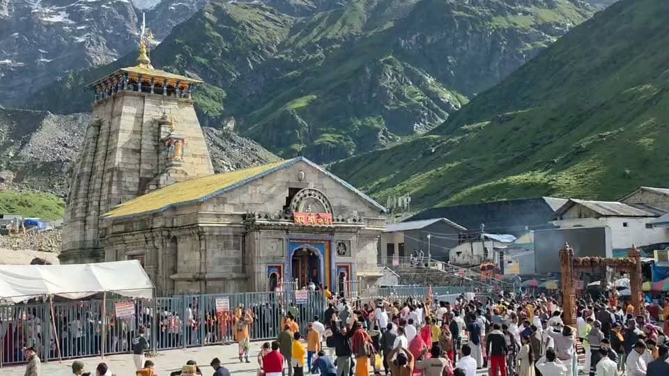 🙏 सावन के दूसरे सोमवार पर बाबा केदार के जयकारों से गूंजा केदारनाथ धाम 🔱
द्वादश ज्योतिर्लिंगों में शामिल विश्व प्रसिद्ध केदारनाथ धाम में सावन के दूसरे सोमवार पर आस्था का अद्भुत संगम देखने को मिला। तड़के ब्रह्म मुहूर्त से ही श्रद्धालु बाबा केदार के दर्शन और जलाभिषेक के लिए मंदिर पहुंचे।
🔱 विशेष पूजा-अर्चना के बाद श्रद्धालुओं ने विधि-विधान से भगवान शिव का जलाभिषेक कर परिवार की सुख-समृद्धि और विश्व कल्याण की कामना की।
🕉️ पूरे धाम में हर-हर महादेव" और जय बाबा केदार" के जयघोष गूंजते रहे, जिससे केदारपुरी पूरी तरह शिवमय नजर आई।
✅ मंदिर समिति, प्रशासन, पुलिस एवं सुरक्षा बलों ने दर्शन व्यवस्था को सुचारु बनाए रखा, जिससे श्रद्धालुओं ने शांतिपूर्ण और व्यवस्थित तरीके से बाबा केदार के दर्शन किए।
#Kedarnath #BabaKedar #SawanSomwar #HarHarMahadev #KedarnathDham #Uttarakhand #Rudraprayag #ShivBhakti #Jalabhishek #Sawan2026