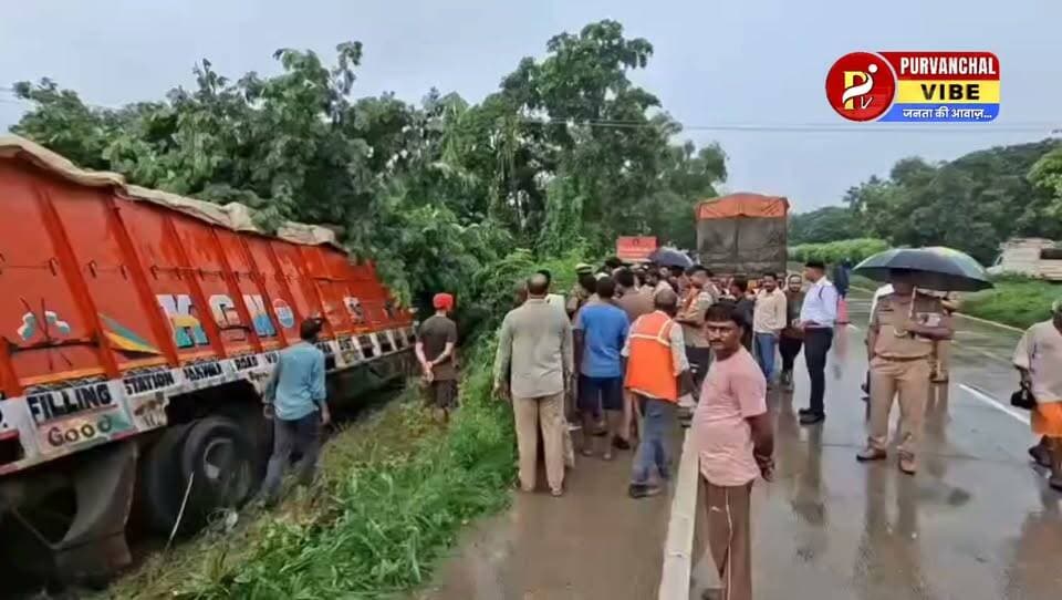 बड़ा हादसा, अनियंत्रित ट्रक टीनशेड में घुसा, पति-पत्नी और 2 बच्चों समेत 4 की दर्दनाक मौत
#संतकबीरनगर जिले के शहर कोतवाली क्षेत्र के कुर्तियां चौराहे पर एक भीषण सड़क हादसा हो गया। खलीलाबाद से बस्ती की ओर जा रहा एक तेज रफ्तार ट्रक अचानक अनियंत्रित होकर सड़क किनारे बने टीनशेड में जा घुसा।
हादसे के वक्त शेड के नीचे बैठे एक ही परिवार के 4 लोगों, लालजी (55), उनकी पत्नी ज्ञानमती (50), पौत्र आदर्श (10) और नाती सत्यम (8)- की मौके पर ही मौत हो गई। घटना के बाद आरोपी चालक ट्रक छोड़कर फरार हो गया। पुलिस ने मौके पर पहुंचकर शवों को कब्जे में लिया है और आगे की कानूनी कार्रवाई में जुट गई है।
#SantKabirNagarNews