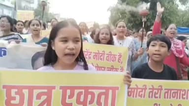🚨 #ब्रेकिंग #न्यूज़।।खटीमा।।
🔥खटीमा में कांग्रेस के पेपर लीक मशाल जुलूस पर सियासी संग्राम,,
✍️बीजेपी ने कांग्रेस पर लगाए गंभीर आरोप, कोतवाली में दी तहरीर,
🔴 खटीमा नगर में 25 जुलाई की शाम कांग्रेस द्वारा निकाले गए मशाल जुलूस पर मचा बवाल।
🔴 बीजेपी का आरोप— गलत नारेबाजी, महिलाओं से अभद्रता और पीएम-सीएम के खिलाफ अपशब्द,नगर की सड़के जाम,,
🔴 भाजपा नेता सतीश चंद्र भट्ट ने खटीमा कोतवाली पहुंचकर कार्रवाई की मांग की।
🔴 कोतवाली में विधायक भुवन कापड़ी के खिलाफ बीजेपी कार्यकर्ताओं की जमकर नारेबाजी।
🔴 कांग्रेस ने प्रेस वार्ता कर बीजेपी के आरोपों को बताया निराधार।
🔴 पीसीसी सदस्य उमेश राठौर "बॉबी" बोले— जुलूस में छात्रों की भीड़ देखकर बीजेपी अब लगा रही अनर्गल आरोप,,,
बेबाक उत्तराखंड #डिजिटल✍️✍️✍️