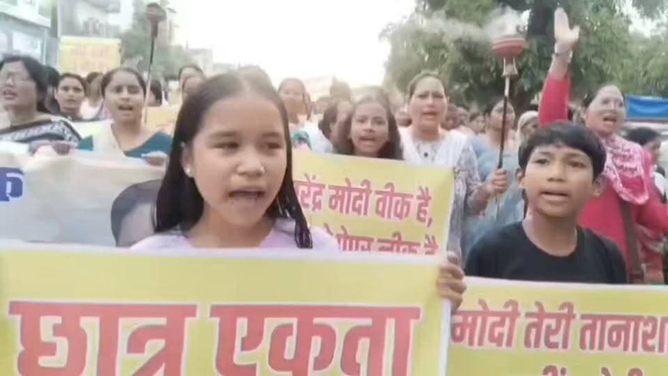 🚨 #ब्रेकिंग #न्यूज़।।खटीमा।।
🔥खटीमा में कांग्रेस के पेपर लीक मशाल जुलूस पर सियासी संग्राम,,
✍️बीजेपी ने कांग्रेस पर लगाए गंभीर आरोप, कोतवाली में दी तहरीर,
🔴 खटीमा नगर में 25 जुलाई की शाम कांग्रेस द्वारा निकाले गए मशाल जुलूस पर मचा बवाल।
🔴 बीजेपी का आरोप— गलत नारेबाजी, महिलाओं से अभद्रता और पीएम-सीएम के खिलाफ अपशब्द,नगर की सड़के जाम,,
🔴 भाजपा नेता सतीश चंद्र भट्ट ने खटीमा कोतवाली पहुंचकर कार्रवाई की मांग की।
🔴 कोतवाली में विधायक भुवन कापड़ी के खिलाफ बीजेपी कार्यकर्ताओं की जमकर नारेबाजी।
🔴 कांग्रेस ने प्रेस वार्ता कर बीजेपी के आरोपों को बताया निराधार।
🔴 पीसीसी सदस्य उमेश राठौर "बॉबी" बोले— जुलूस में छात्रों की भीड़ देखकर बीजेपी अब लगा रही अनर्गल आरोप,,,
बेबाक उत्तराखंड #डिजिटल✍️✍️✍️