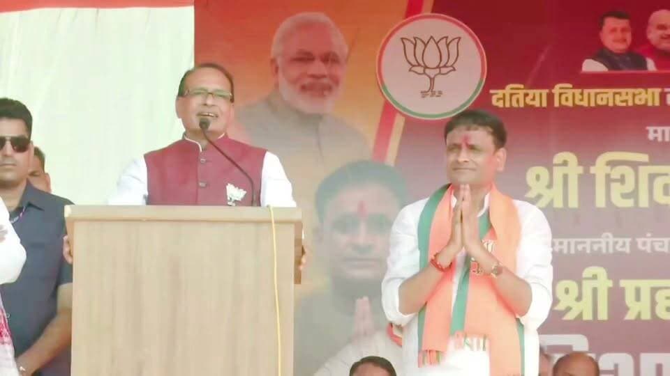कांग्रेस के पल्ले है ही क्या?’— विपक्ष पर तीखा हमला, बयान से सियासत गरमाई
न ढोल में, न मदारिया में...’ कांग्रेस पर तीखा तंज, राजनीतिक बयान बना चर्चा का विषय
#कांग्रेस #राजनीति #PoliticalStatement #Congress #BreakingNews #HindiNews #ViralStatement #Opposition #IndianPolitics #NewsUpdate