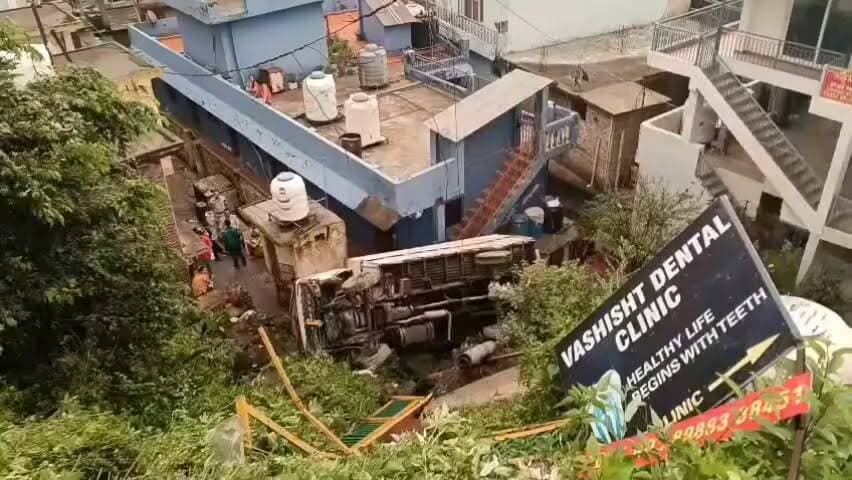 सोलन में बड़ा हाद*सा टला! NH-5 पर दूध से भरा कैंटर पलटा, चालक समेत तीनों सुरक्षित; एक बाइक, बिजली का खंभा, रेलिंग और पानी की पाइपलाइन क्षतिग्रस्त।
#viralvideo #prabhathimachal
