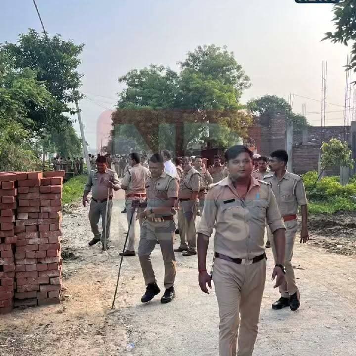 फतेहपुर में आबकारी विभाग का बड़ा प्रवर्तन अभियान
ड्रोन कैमरे से कंजरनडेरा में छापेमारी, 15 लीटर अवैध कच्ची शराब बरामद
250 किलो लहन नष्ट, आबकारी अधिनियम में 3 मुकदमे दर्ज
✒️रिपोर्ट अंकित मिश्रा के साथ अजय श्रीवास्तव
फतेहपुर (उत्तर प्रदेश)। अवैध शराब के निर्माण और तस्करी पर अंकुश लगाने के उद्देश्य से जनपद फतेहपुर में आबकारी विभाग और स्थानीय पुलिस ने संयुक्त रूप से विशेष प्रवर्तन अभियान चलाया। ड्रोन कैमरे की सहायता से की गई छापेमारी के दौरान अवैध कच्ची शराब बरामद की गई, बड़ी मात्रा में लहन नष्ट किया गया तथा आबकारी अधिनियम के तहत तीन अभियोग दर्ज किए गए।
फतेहपुर। प्रमुख सचिव आबकारी, आबकारी आयुक्त उत्तर प्रदेश एवं उप आबकारी आयुक्त प्रयागराज के निर्देशों के क्रम में जनपद फतेहपुर में विशेष प्रवर्तन अभियान के तहत बड़ी कार्रवाई की गई।
सहायक आबकारी आयुक्त प्रवर्तन-1, प्रयागराज तथा जिला आबकारी अधिकारी फतेहपुर के नेतृत्व में आबकारी विभाग की टीम ने थाना बकेवर, थाना जहानाबाद और थाना कोतवाली बिंदकी पुलिस के साथ संयुक्त अभियान चलाया।
संयुक्त टीम ने 26 जुलाई 2026 को थाना बकेवर क्षेत्र के संदिग्ध ग्राम कंजरनडेरा मजरे बेंता में ड्रोन कैमरे की सहायता से छापेमारी की। अभियान के दौरान लगभग 15 लीटर अवैध कच्ची शराब बरामद की गई। साथ ही मौके पर लगभग 250 किलोग्राम लहन (शराब बनाने के लिए तैयार किया गया कच्चा पदार्थ) को नष्ट कर दिया गया।
कार्रवाई के दौरान आबकारी अधिनियम की सुसंगत धाराओं के अंतर्गत कुल तीन अभियोग पंजीकृत किए गए। अधिकारियों ने स्पष्ट किया कि जनपद में अवैध शराब के निर्माण, भंडारण और बिक्री के विरुद्ध अभियान आगे भी लगातार जारी रहेगा।
आबकारी विभाग का कहना है कि आधुनिक तकनीक, विशेषकर ड्रोन कैमरे के उपयोग से दुर्गम और संदिग्ध क्षेत्रों में भी प्रभावी कार्रवाई संभव हो रही है। इससे अवैध शराब बनाने वाले गिरोहों पर प्रभावी अंकुश लगाने में सहायता मिलेगी।
अवैध शराब के खिलाफ चलाए जा रहे अभियान को जनसुरक्षा और कानून व्यवस्था की दृष्टि से महत्वपूर्ण माना जा रहा है। प्रशासन का कहना है कि ऐसे मामलों में किसी भी प्रकार की लापरवाही बर्दाश्त नहीं की जाएगी और दोषियों के विरुद्ध नियमानुसार कार्रवाई जारी रहेगी।
🟥 ND NEWS | दैनिक निष्पक्ष धारा की अपील
एनडी न्यूज़ एवं दैनिक निष्पक्ष धारा आमजन से अपील करता है कि अवैध शराब के निर्माण, बिक्री अथवा भंडारण की जानकारी मिलने पर तुरंत पुलिस या आबकारी विभाग को सूचित करें। अवैध शराब न केवल कानून का उल्लंघन है, बल्कि यह जनस्वास्थ्य और मानव जीवन के लिए भी गंभीर खतरा है। प्रशासन से अपेक्षा है कि ऐसे अभियानों को नियमित रूप से जारी रखते हुए दोषियों के विरुद्ध कठोर कार्रवाई सुनिश्चित की जाए।
जनहित में सुझाव
अवैध शराब का सेवन या खरीद-फरोख्त न करें।
संदिग्ध स्थानों पर शराब बनाने की सूचना तुरंत पुलिस या आबकारी विभाग को दें।
ग्रामीण क्षेत्रों में जनजागरूकता अभियान चलाए जाएं।
आधुनिक तकनीक के माध्यम से नियमित निगरानी बढ़ाई जाए।
अवैध शराब से होने वाले स्वास्थ्य जोखिमों के प्रति लोगों को जागरूक किया जाए।
👇👇👇
#NDNews #दैनिकनिष्पक्षधारा #Fatehpur #ExciseDepartment #UPExcise #IllegalLiquor #Bakewar #Jahanabad #Bindki #DroneOperation #PoliceAction #UPPolice #CrimeControl #BreakingNews #ExciseRaid #PublicSafety
👇👇
@dgpup
@RSSorg
@UPGovt
@wpl1090
@RSSgeet
@Uppolice
@MIB_India
@PMOIndia
@HMOIndia
@abmanglik
@VHPDigital
@igrangealld
@myogioffice
@InfoDeptUP
@dmfatehpur
@sdmsadarftp
@CMOfficeUP
@CMOUP_RC
@UPPRD1948
@ChiefSecyUP
@ChiefSecyUP
@MahantYogiG
@FatehpurSdm
@fatehpurpolice
@BajrangDalOrg
@rashtrapatibhvn
@UPMahilaKalyan
@112UttarPradesh
@myogiadityanath
@CommissionerPrg
@ADGZonPrayagraj
@mygovindia
@FatehpurPolice
@UPExcise
👇👇
🟥 ND NEWS | दैनिक निष्पक्ष धारा
मुख्य संपादक / संस्थापक: राजन सिंह हाड़ा
सह-संपादक: शालिनी सिंह भदौरिया
✒️ रिपोर्ट: सहयोगी शिवा गुप्ता के साथ जिला ब्यूरो अजय श्रीवास्तव
📍 कार्यालय-3: U158, हीरा स्वीट्स के पास, विकास मार्ग, लक्ष्मी नगर, पूर्वी दिल्ली, पिन कोड – 110092 (NCR)
📍 कार्यालय-2: विधानसभा रोड, बर्लिंगटन चौराहा, लखनऊ – 226001 (UP)
📍 कार्यालय-1: 1/1 अटल बिहारी चौराहा, नियर बर्मा चौराहा, फतेहपुर – 212601 (UP)
📅 दिनांक: 27 जुलाई 2026
📆 दिन: सोमवार
📧 Email: ndnewschannel@gmail.com
📞 मोबाइल: 9696119696